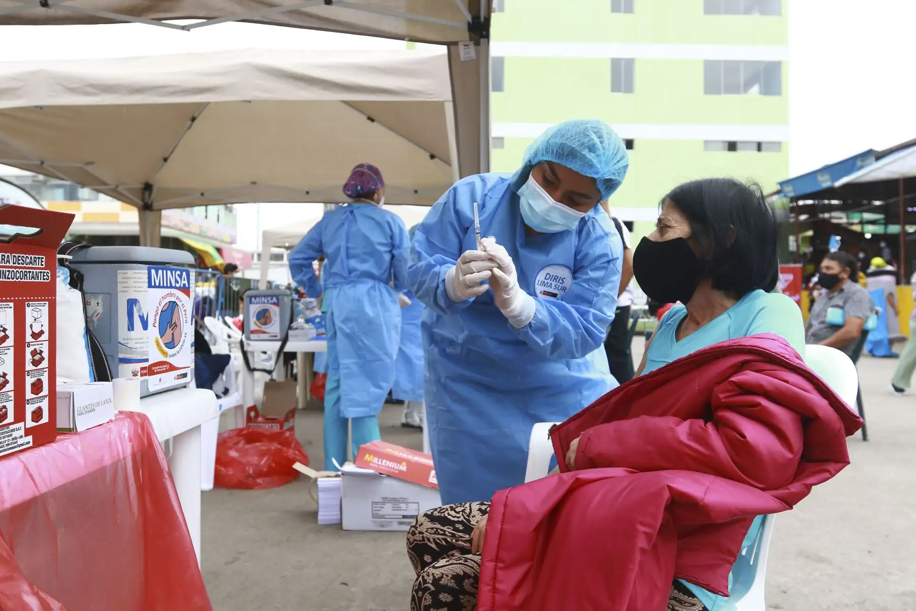 Brigadas de vacunación llegaron al Mercado Mayorista Unicachi en el distrito de Villa El Salvador para poder vacunar contra la Covid 19 a todos los comerciantes y transeúntes. Además se hizo descarte de Covid 19 y se entregó kits de mascarillas. Foto: ANDINA/Jhonel Rodríguez