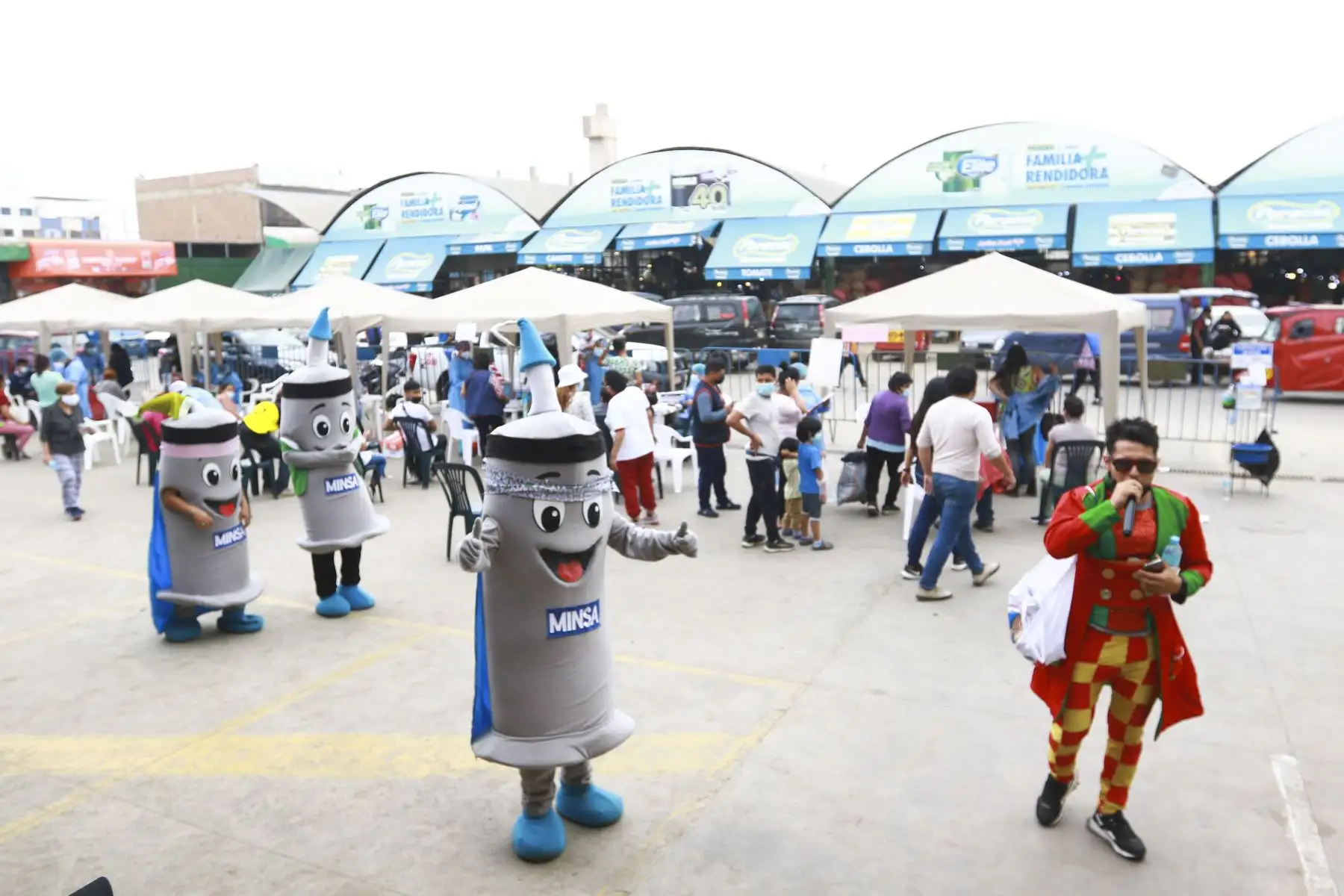 Brigadas de vacunación llegaron al Mercado Mayorista Unicachi en el distrito de Villa El Salvador para poder vacunar contra la Covid 19 a todos los comerciantes y transeúntes. Además se hizo descarte de Covid 19 y se entregó kits de mascarillas. Foto: ANDINA/Jhonel Rodríguez