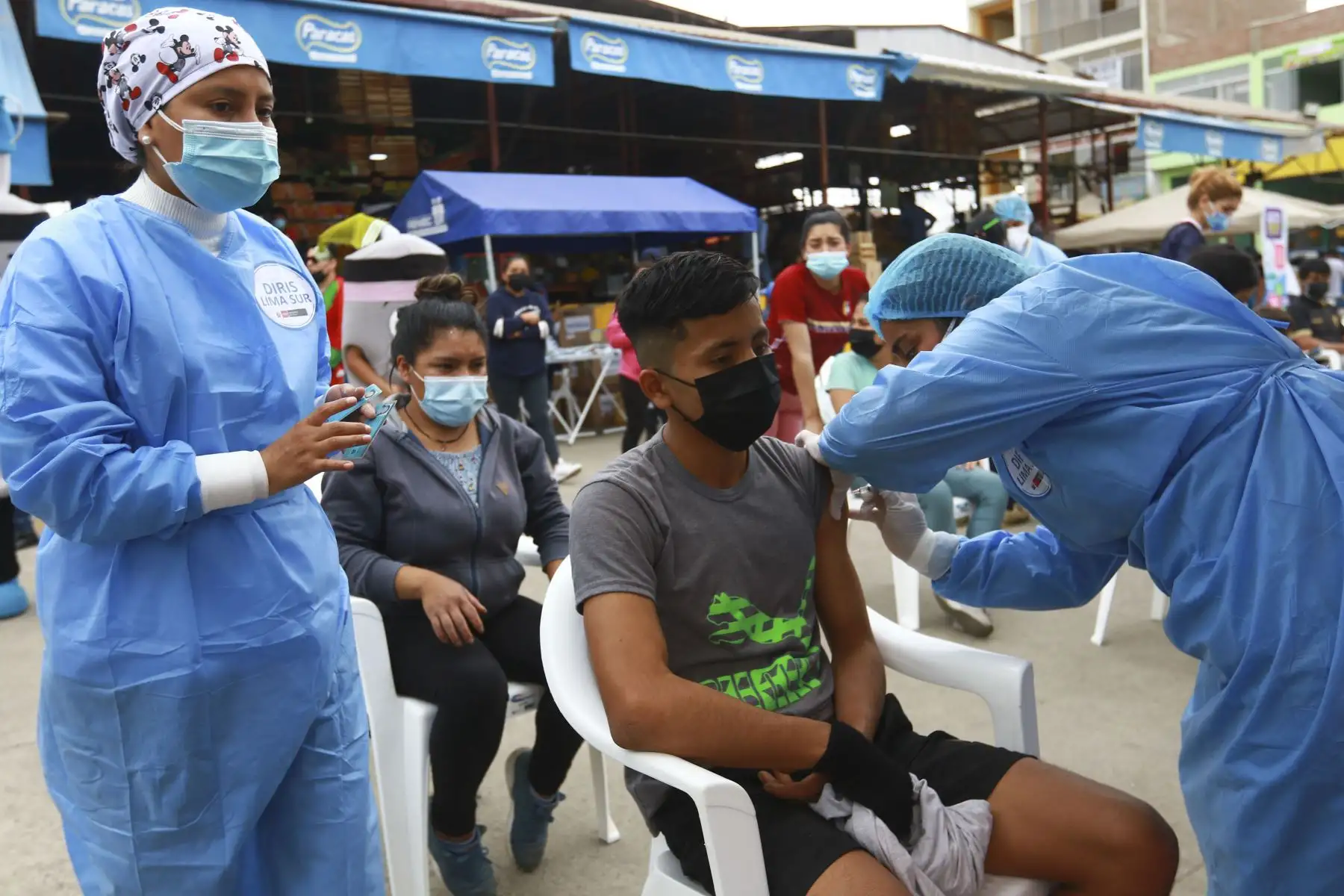 Brigadas de vacunación llegaron al Mercado Mayorista Unicachi en el distrito de Villa El Salvador para poder vacunar contra la Covid 19 a todos los comerciantes y transeúntes. Además se hizo descarte de Covid 19 y se entregó kits de mascarillas. Foto: ANDINA/Jhonel Rodríguez