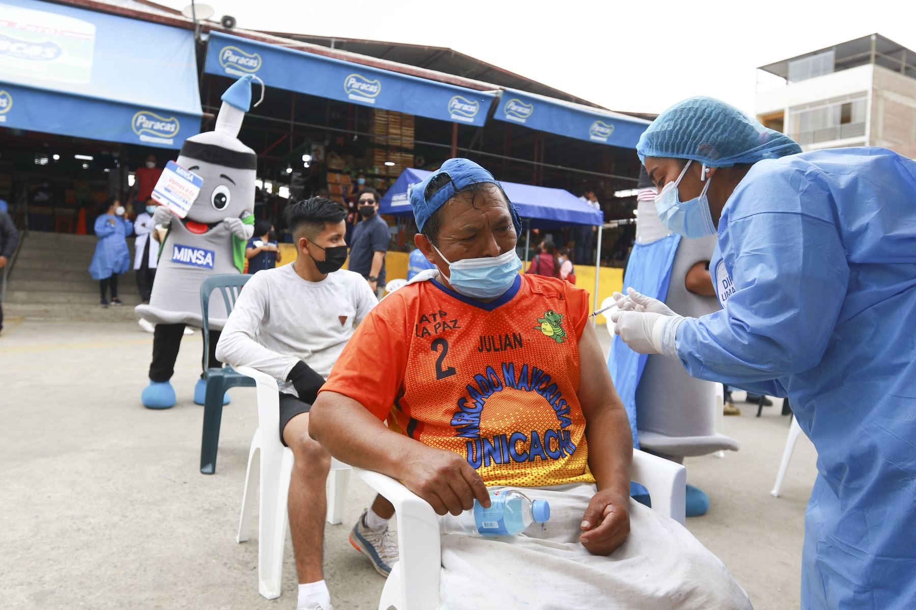 Brigadas de vacunación llegaron al Mercado Mayorista Unicachi en el distrito de Villa El Salvador para poder vacunar contra la Covid 19 a todos los comerciantes y transeúntes. Además se hizo descarte de Covid 19 y se entregó kits de mascarillas. Foto: ANDINA/Jhonel Rodríguez