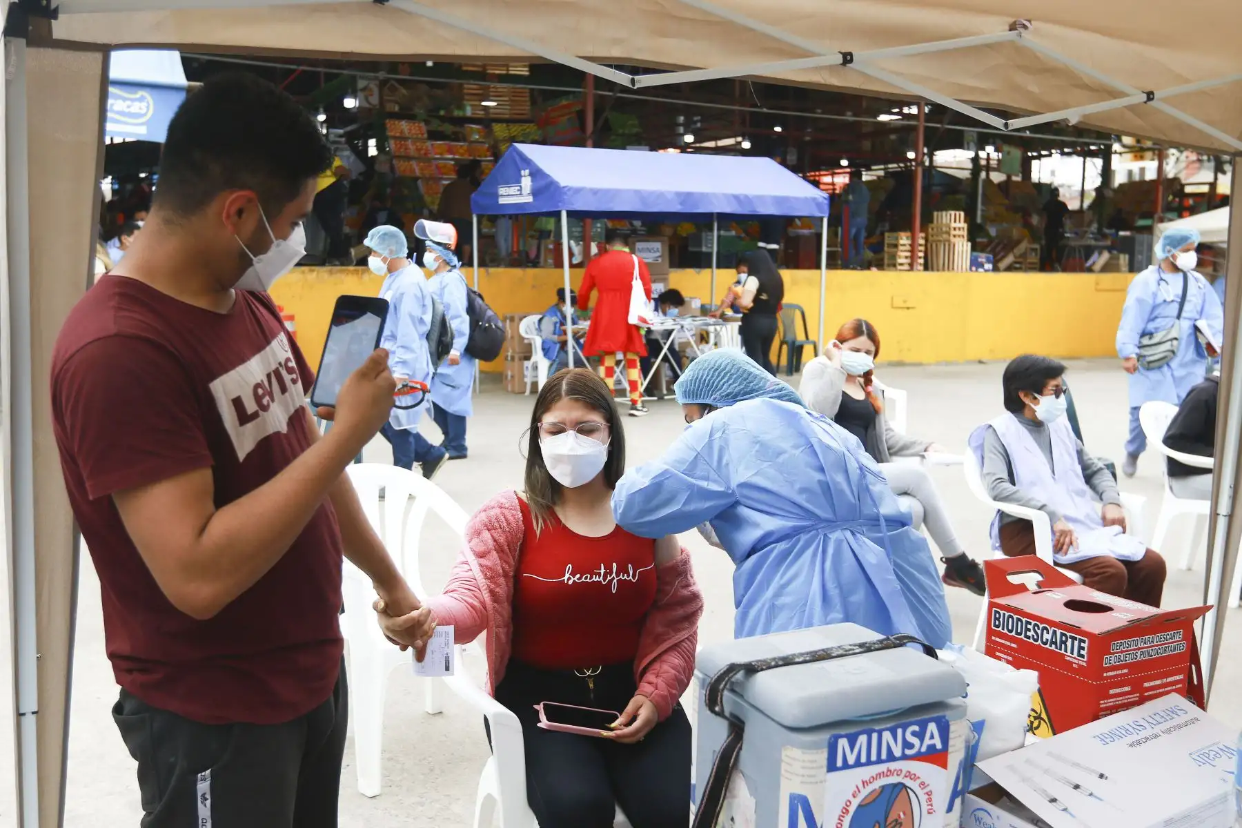 Brigadas de vacunación llegaron al Mercado Mayorista Unicachi en el distrito de Villa El Salvador para poder vacunar contra la Covid 19 a todos los comerciantes y transeúntes. Además se hizo descarte de Covid 19 y se entregó kits de mascarillas. Foto: ANDINA/Jhonel Rodríguez