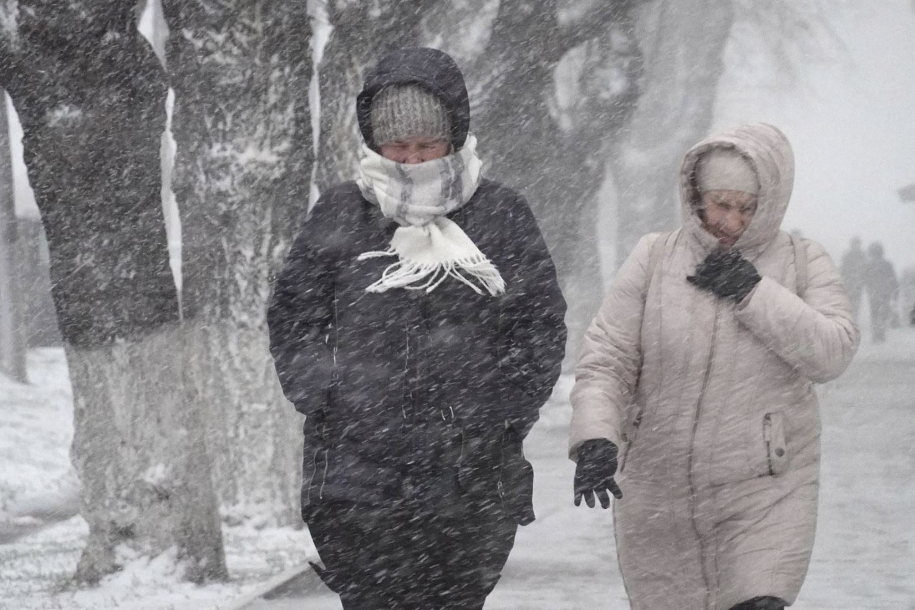 Moscú sufre la mayor nevada al comienzo del invierno en 72 años.