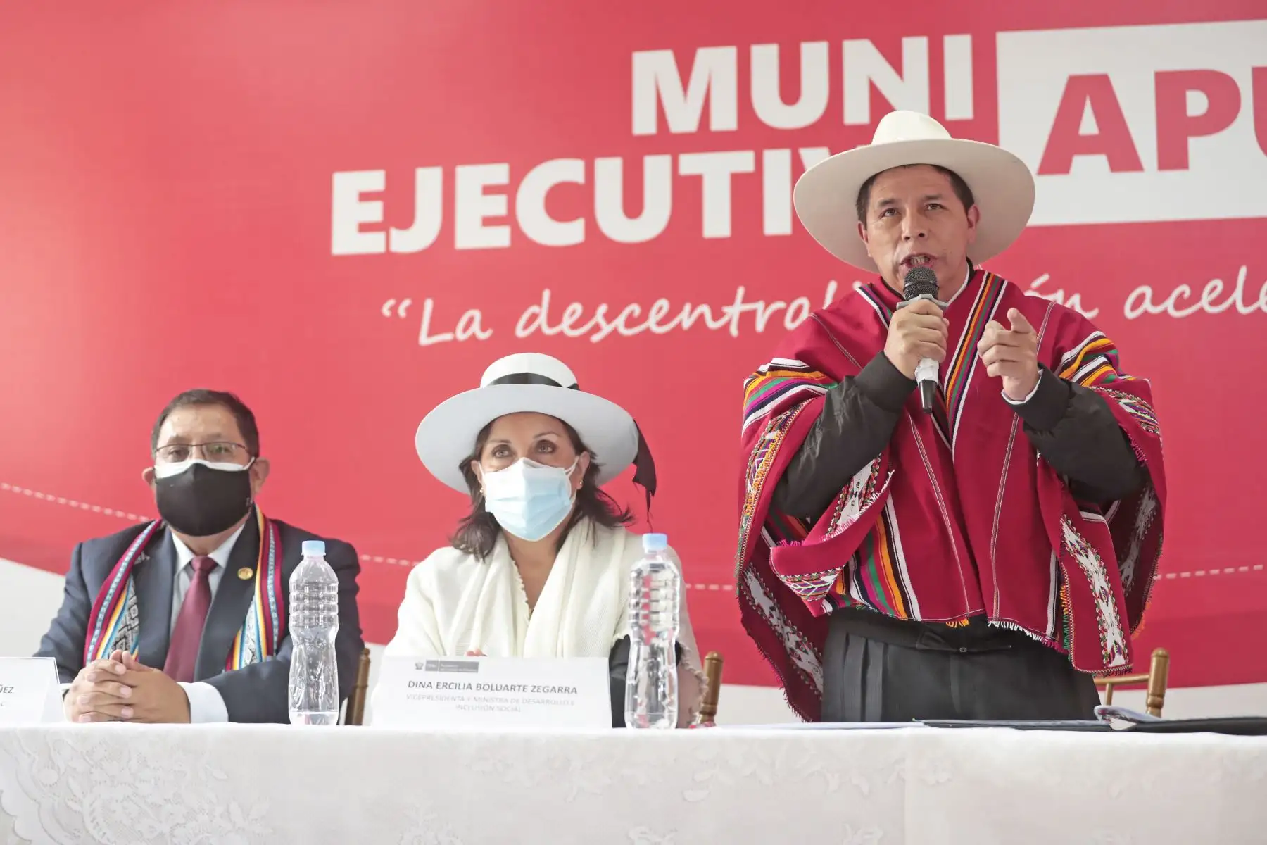 Presidente de la República, Pedro Castillo, acompañado de la presidenta del Consejo de Ministros, Mirtha Vásquez y la ministra de Inclusión Social, Dina Boluarte, participa en el Muni Ejecutivo, en la región Apurímac. Foto: Presidencia Perú