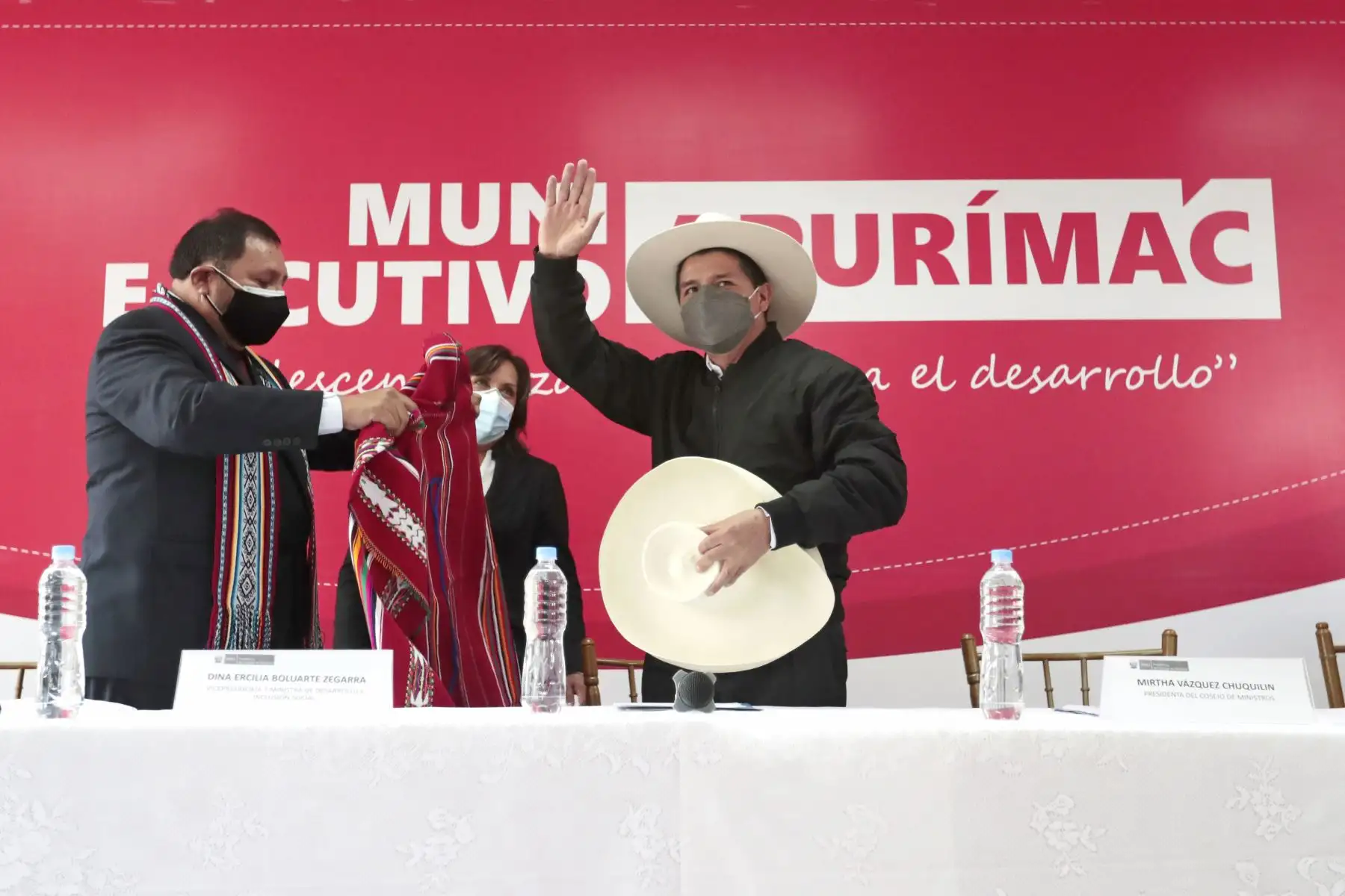 Presidente de la República, Pedro Castillo, acompañado de la presidenta del Consejo de Ministros, Mirtha Vásquez y la ministra de Inclusión Social, Dina Boluarte, participa en el Muni Ejecutivo, en la región Apurímac. Foto: Presidencia Perú