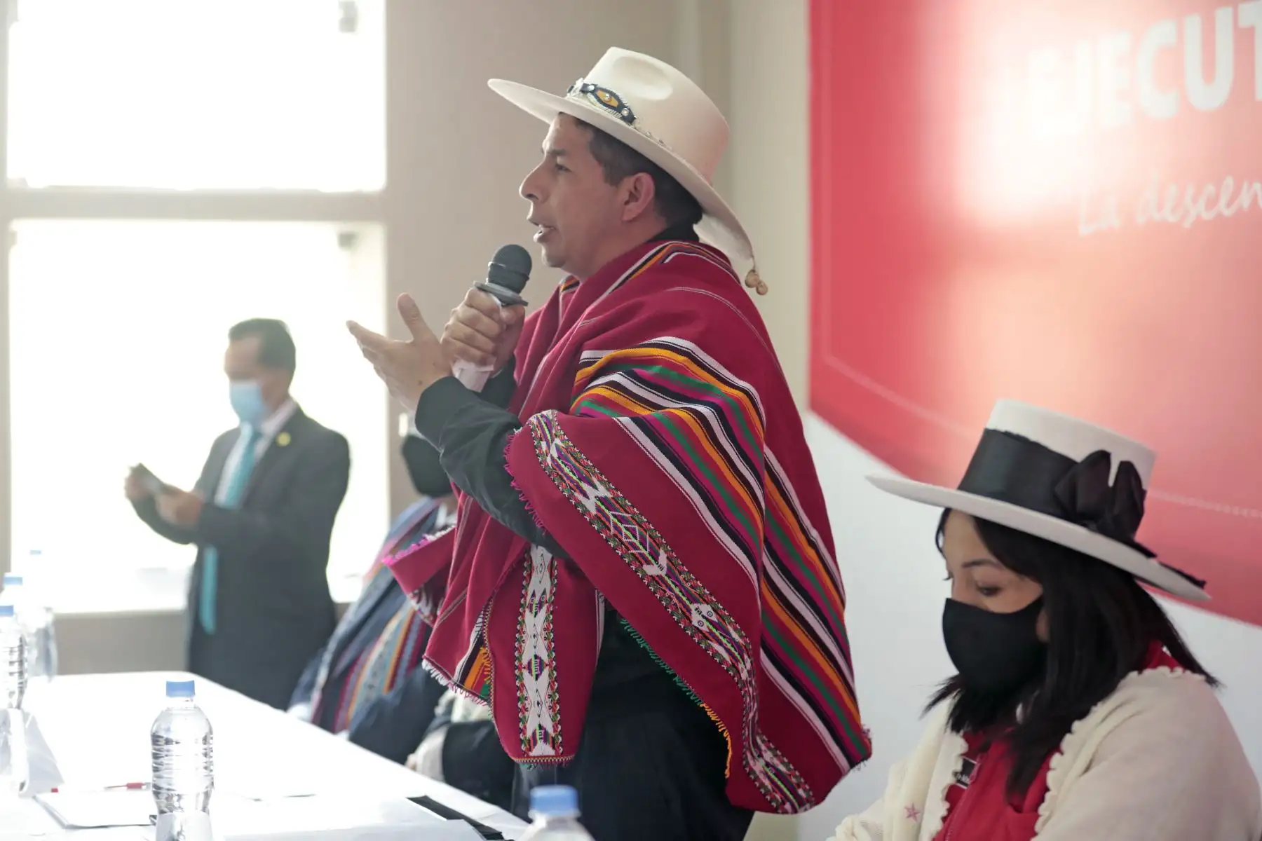 Presidente de la República, Pedro Castillo, acompañado de la presidenta del Consejo de Ministros, Mirtha Vásquez y la ministra de Inclusión Social, Dina Boluarte, participa en el Muni Ejecutivo, en la región Apurímac. Foto: Presidencia Perú