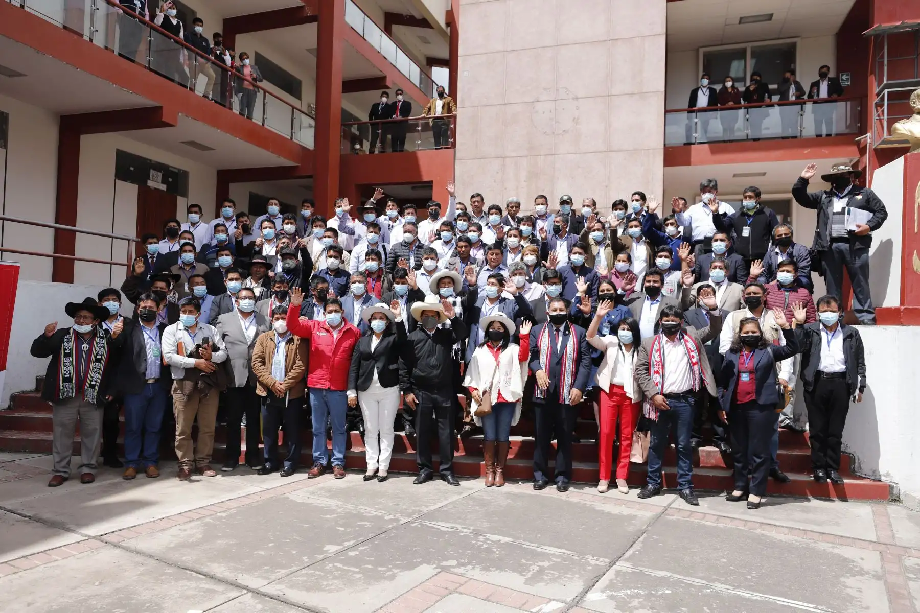 Presidente de la República, Pedro Castillo, acompañado de la presidenta del Consejo de Ministros, Mirtha Vásquez y la ministra de Inclusión Social, Dina Boluarte, participa en el Muni Ejecutivo, en la región Apurímac. Foto: PCM