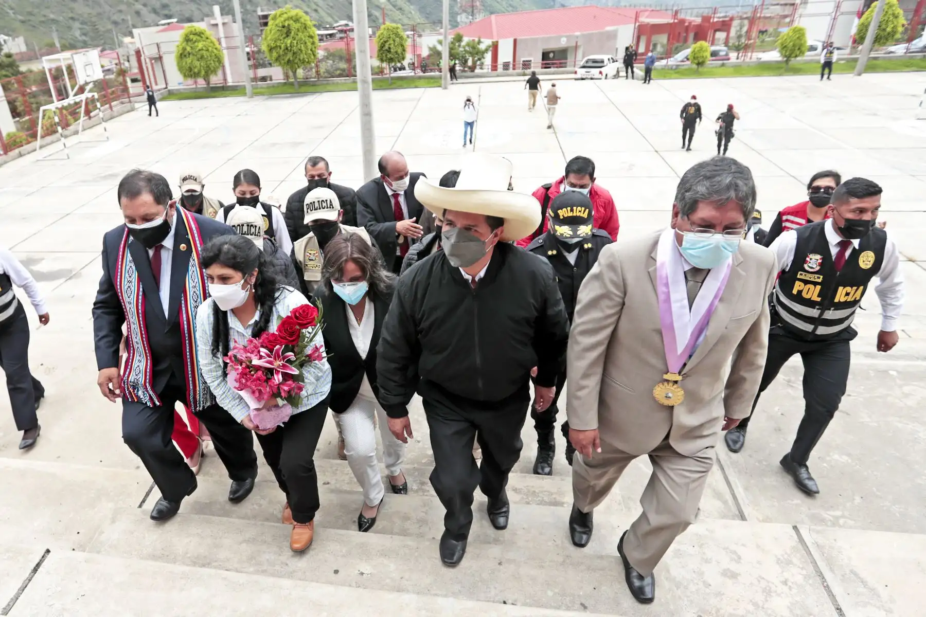 Presidente de la República, Pedro Castillo, acompañado de la presidenta del Consejo de Ministros, Mirtha Vásquez y la ministra de Inclusión Social, Dina Boluarte, participa en el Muni Ejecutivo, en la región Apurímac. Foto: Presidencia Perú