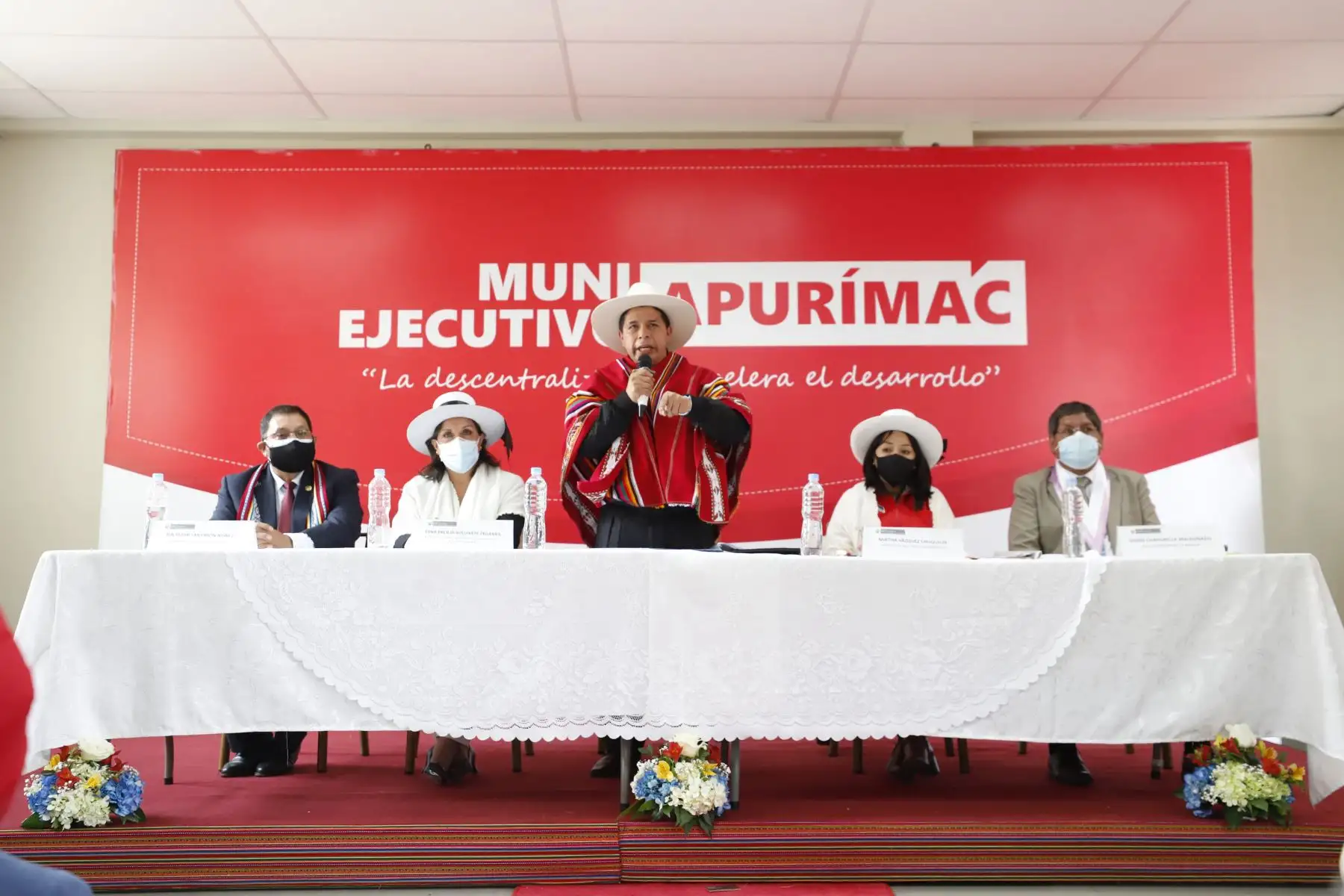 Presidente de la República, Pedro Castillo, acompañado de la presidenta del Consejo de Ministros, Mirtha Vásquez y la ministra de Inclusión Social, Dina Boluarte, participa en el Muni Ejecutivo, en la región Apurímac. Foto: PCM
