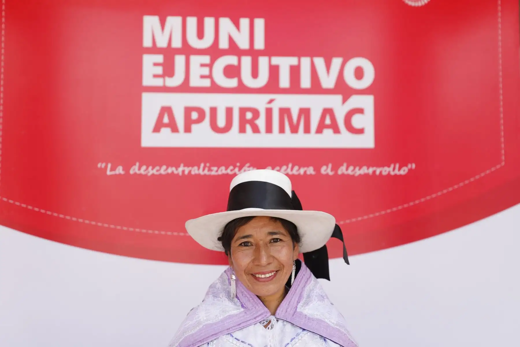 Presidente de la República, Pedro Castillo, acompañado de la presidenta del Consejo de Ministros, Mirtha Vásquez y la ministra de Inclusión Social, Dina Boluarte, participa en el Muni Ejecutivo, en la región Apurímac. Foto: ANDINA/PCM