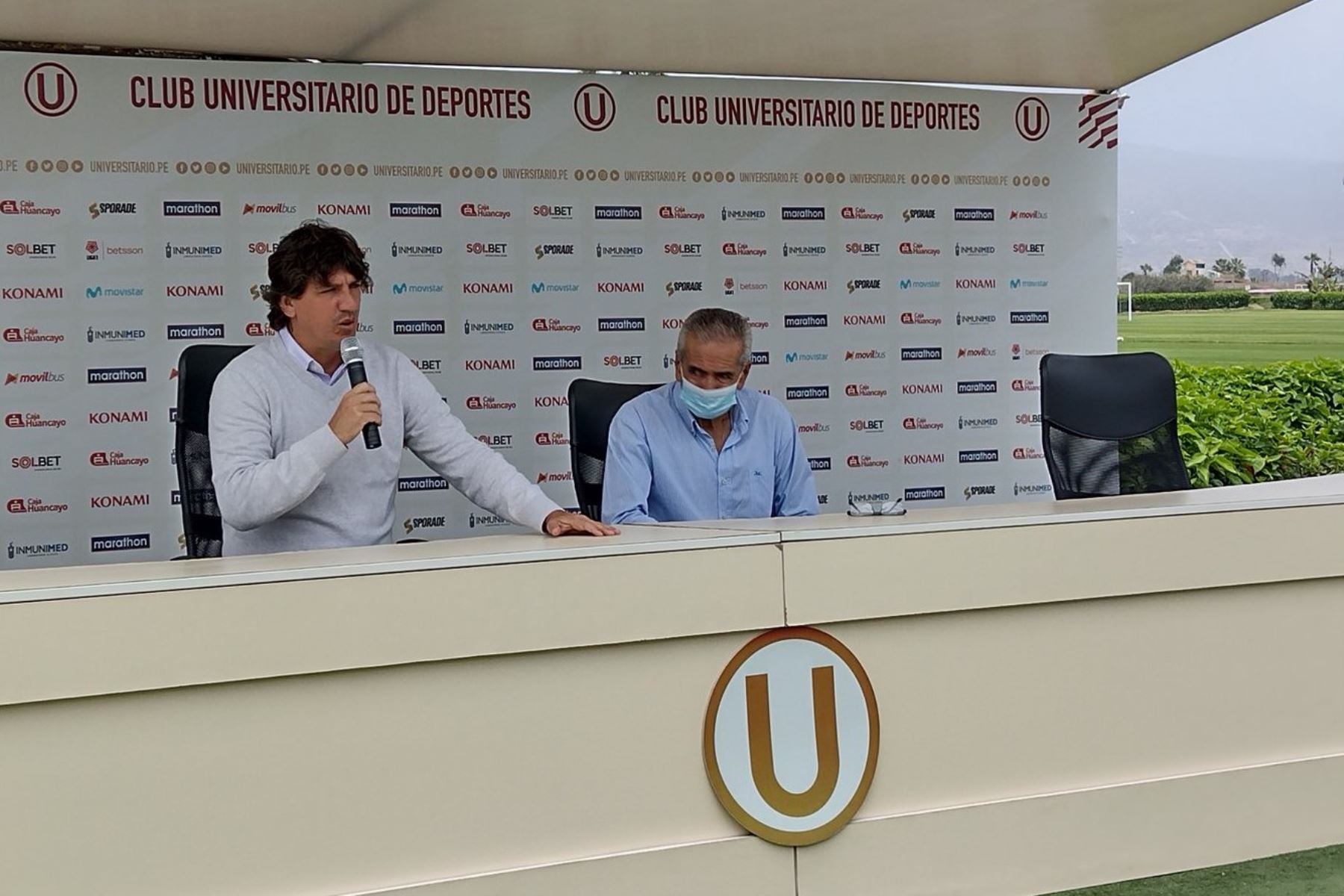 Gregorio Pérez (derecha) exhorta al plantel y la hinchada a tomar en cuenta la grandeza de Universitario.
