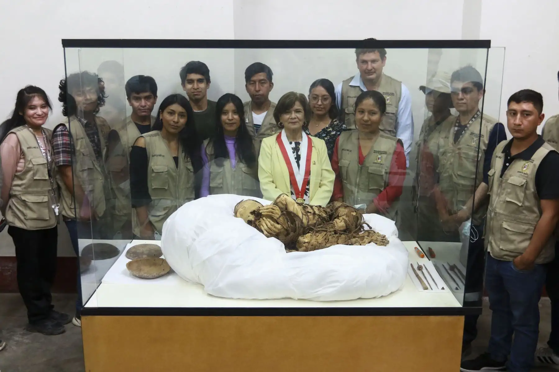 Universidad Nacional Mayor de San Marcos presenta al mundo a la "Momia de Cajamarquilla", hallada por arqueólogos sanmarquinos dentro de una cámara funeraria de unos tres metros de largo y a una profundidad de 1.40 metros en el sitio arqueológico Cajamarquilla, al este de Lima. Foto: ANDINA/Jhonel Rodríguez