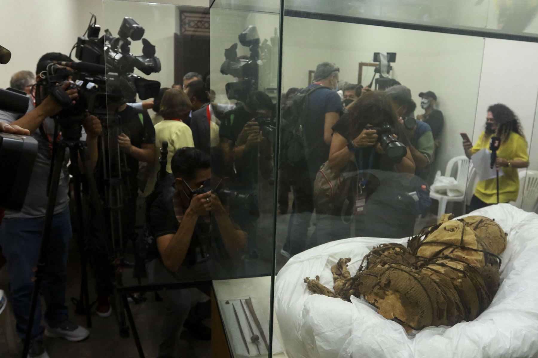 Universidad Nacional Mayor de San Marcos presenta al mundo a la "Momia de Cajamarquilla", hallada por arqueólogos sanmarquinos dentro de una cámara funeraria de unos tres metros de largo y a una profundidad de 1.40 metros en el sitio arqueológico Cajamarquilla, al este de Lima. Foto: ANDINA/Jhonel Rodríguez