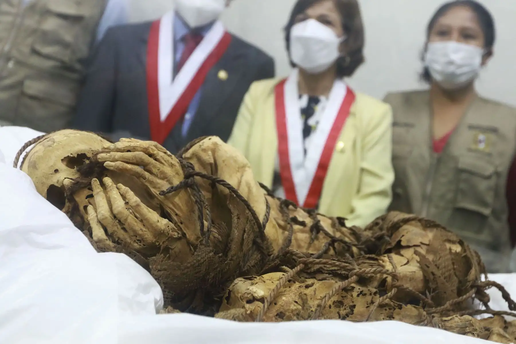 Universidad Nacional Mayor de San Marcos presenta al mundo a la "Momia de Cajamarquilla", hallada por arqueólogos sanmarquinos dentro de una cámara funeraria de unos tres metros de largo y a una profundidad de 1.40 metros en el sitio arqueológico Cajamarquilla, al este de Lima. Foto: ANDINA/Jhonel Rodríguez