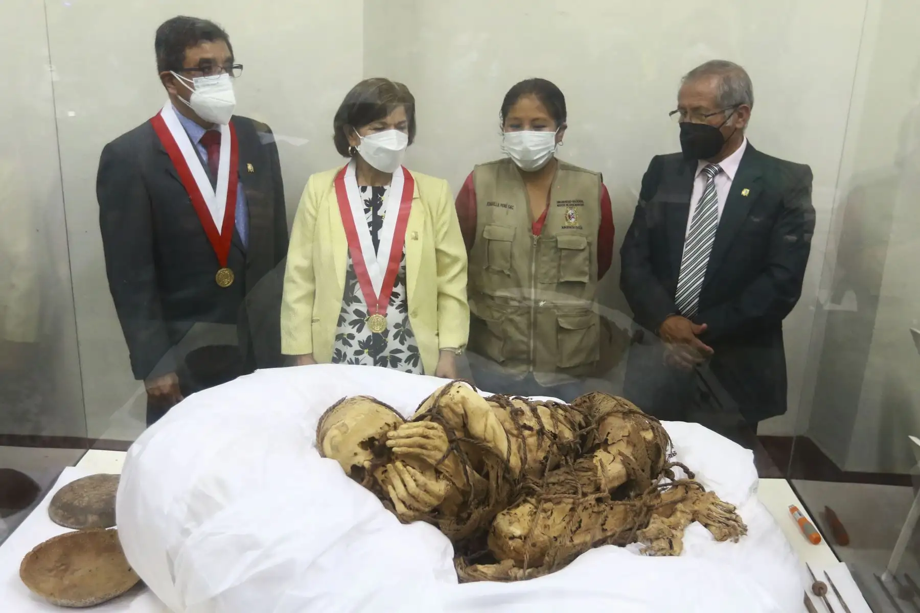 Universidad Nacional Mayor de San Marcos presenta al mundo a la "Momia de Cajamarquilla", hallada por arqueólogos sanmarquinos dentro de una cámara funeraria de unos tres metros de largo y a una profundidad de 1.40 metros en el sitio arqueológico Cajamarquilla, al este de Lima. Foto: ANDINA/Jhonel Rodríguez