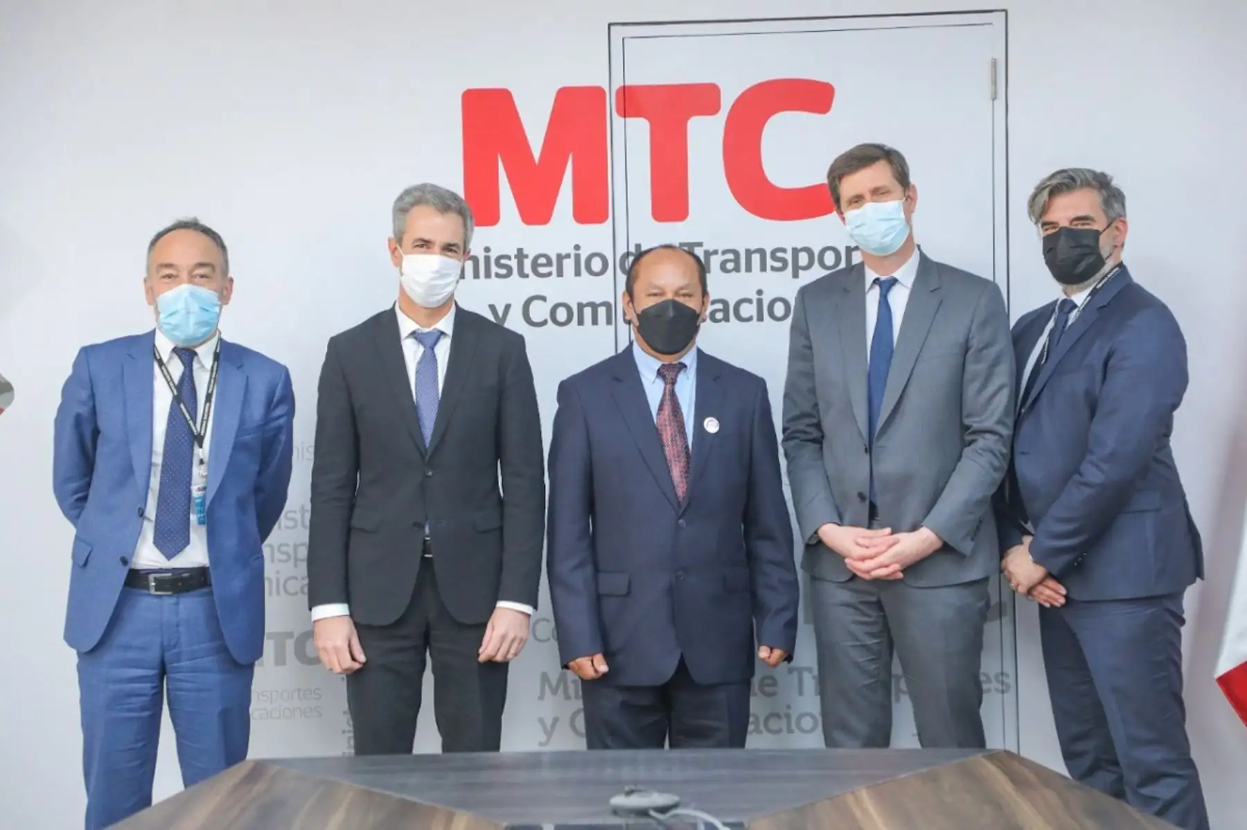 Ministro de Transportes y Comunicaciones, Juan Silva (al centro) se reunió con delegación del consorcio francés EGIS-SETEC, que construirá la Nueva Carretera Central. Foto: Cortesía.