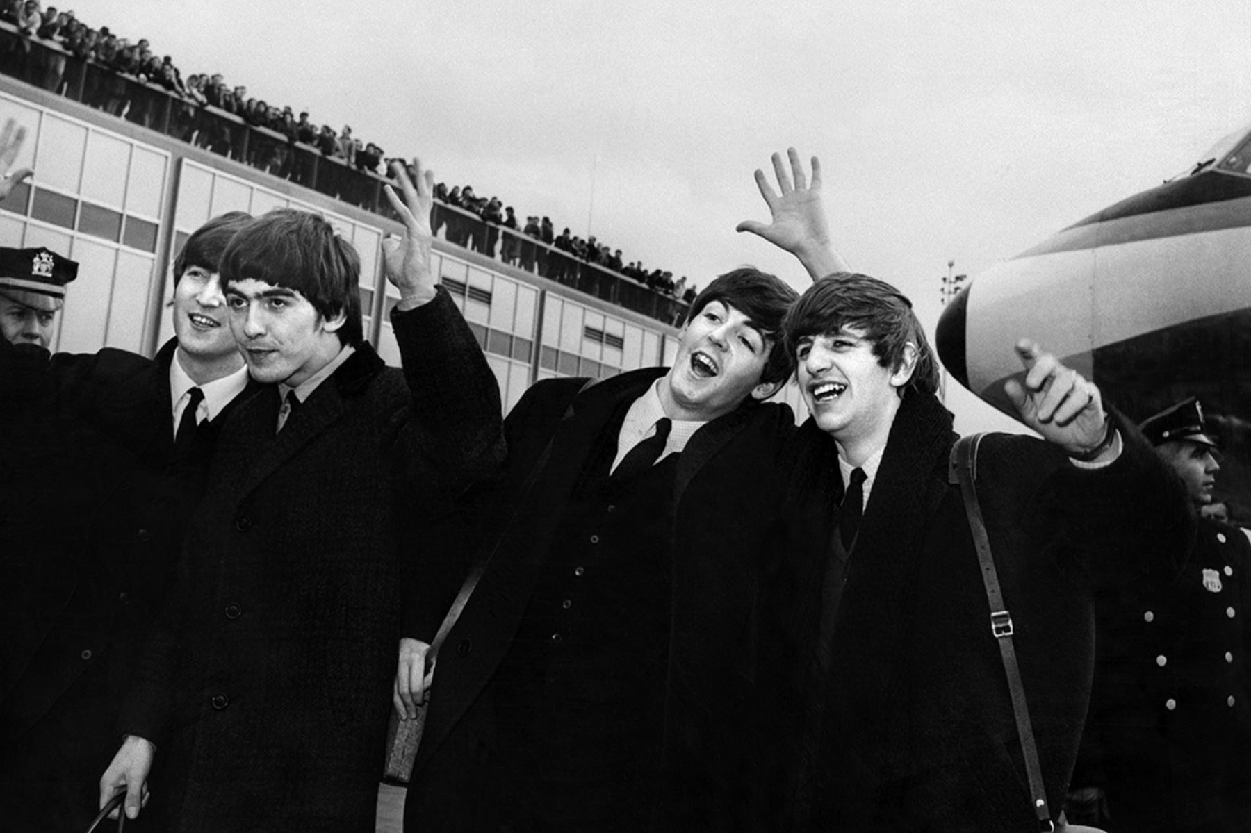 John Lennon, Ringo Starr, Paul McCartney y George Harrison de The Beatle llegan al aeropuerto John F. Kennedy en Nueva York, Estados Unidos, donde son recibidos por una gran multitud el 7 de febrero de 1964. Foto: AFP