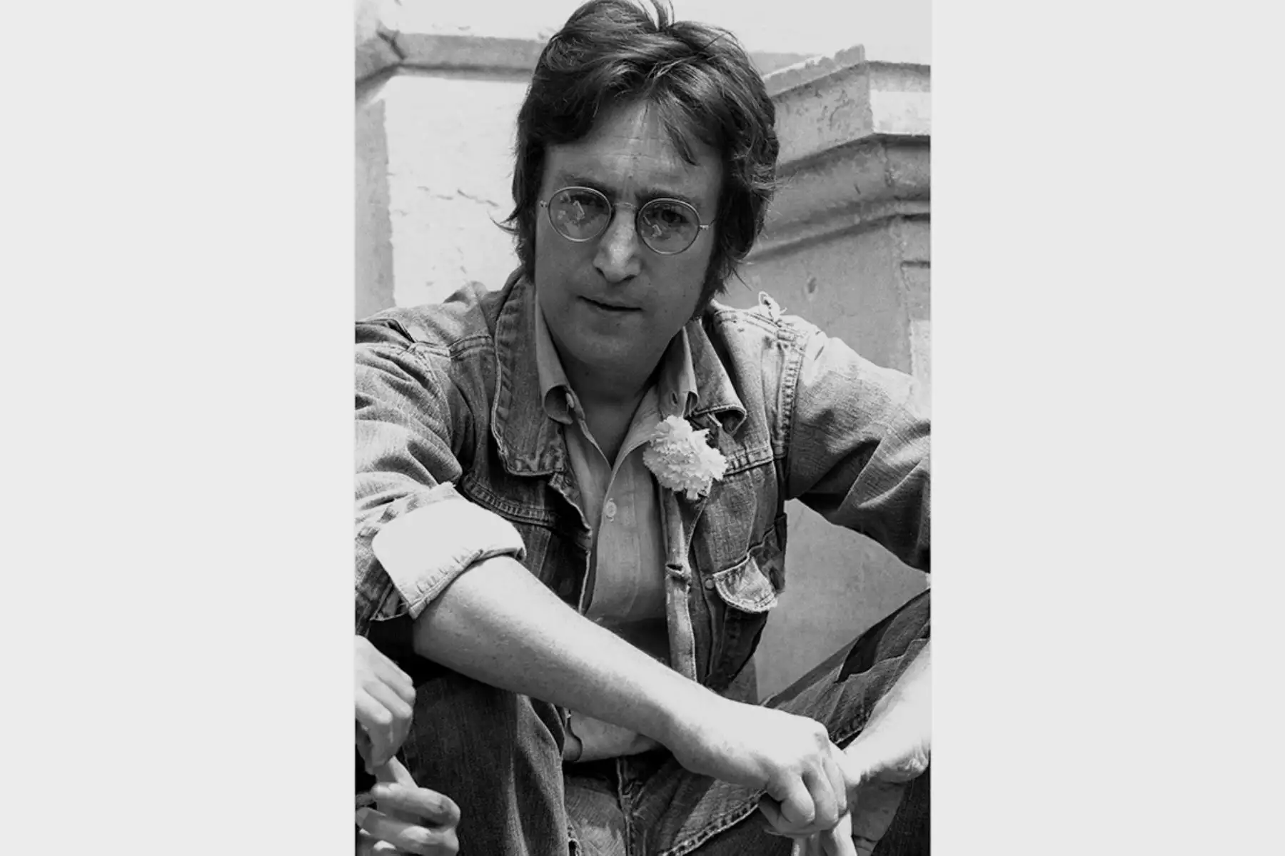 La leyenda de la música John Lennon posa para los fotógrafos en Cannes el 17 de mayo de 1971, donde presentó sus películas 
