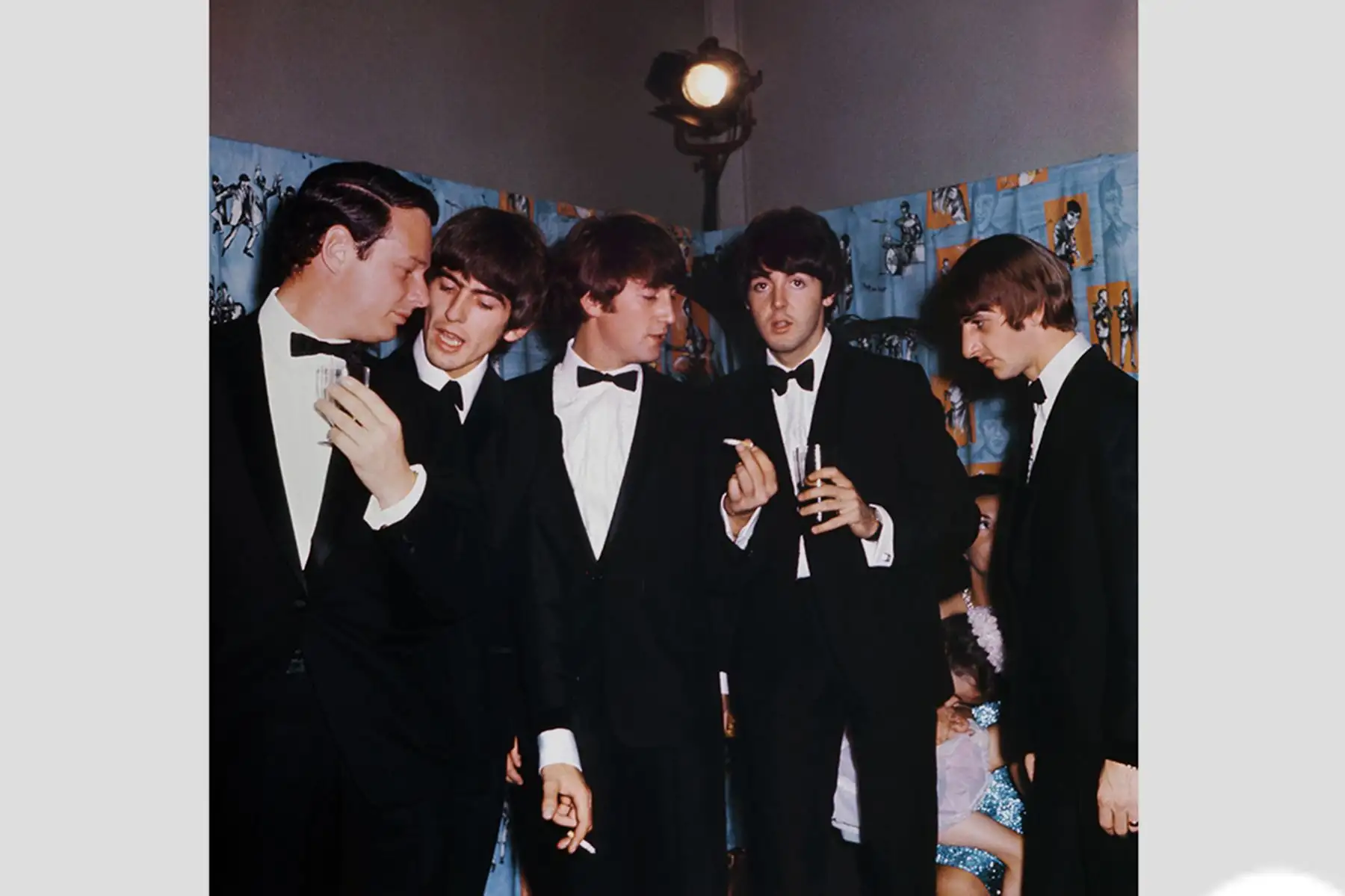 Brian Epstein, Ringo Starr, John Lennon, Paul McCartney y George Harrison aparecen durante el estreno de "Hard day
