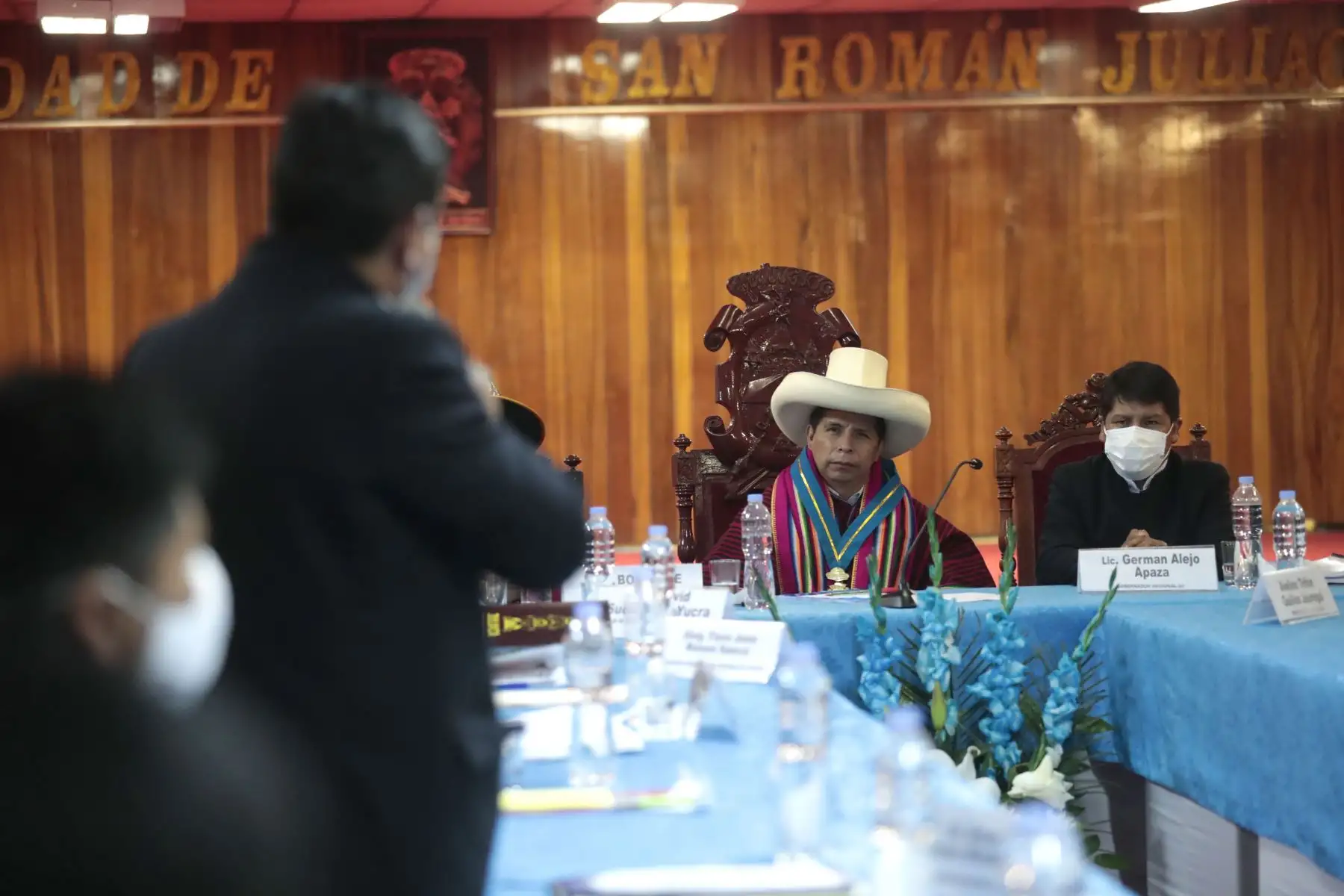 Presidente de la República Pedro Castillo, junto a la primera dama, Lilia Paredes, y la vicepresidenta, Dina Boluarte, participaron en el encuentro con la población de Juliaca y el lanzamiento del plan de vacunación "Vamos a tu encuentro rikcharisun: Rijchary, Rijcharychis Y Rijcharisumpuni”. Foto: ANDINA/Presidencia Perú
