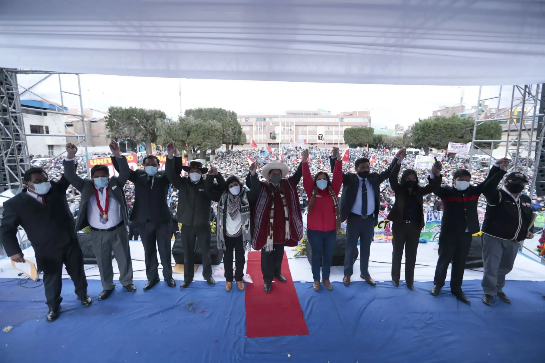 Presidente de la República Pedro Castillo, junto a la primera dama, Lilia Paredes, y la vicepresidenta, Dina Boluarte, participaron en el encuentro con la población de Juliaca y el lanzamiento del plan de vacunación "Vamos a tu encuentro rikcharisun: Rijchary, Rijcharychis Y Rijcharisumpuni”. Foto: ANDINA/Presidencia Perú