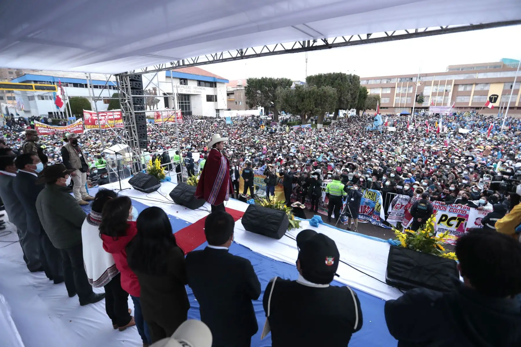 Presidente de la República Pedro Castillo, junto a la primera dama, Lilia Paredes, y la vicepresidenta, Dina Boluarte, participaron en el encuentro con la población de Juliaca y el lanzamiento del plan de vacunación "Vamos a tu encuentro rikcharisun: Rijchary, Rijcharychis Y Rijcharisumpuni”. Foto: ANDINA/Presidencia Perú