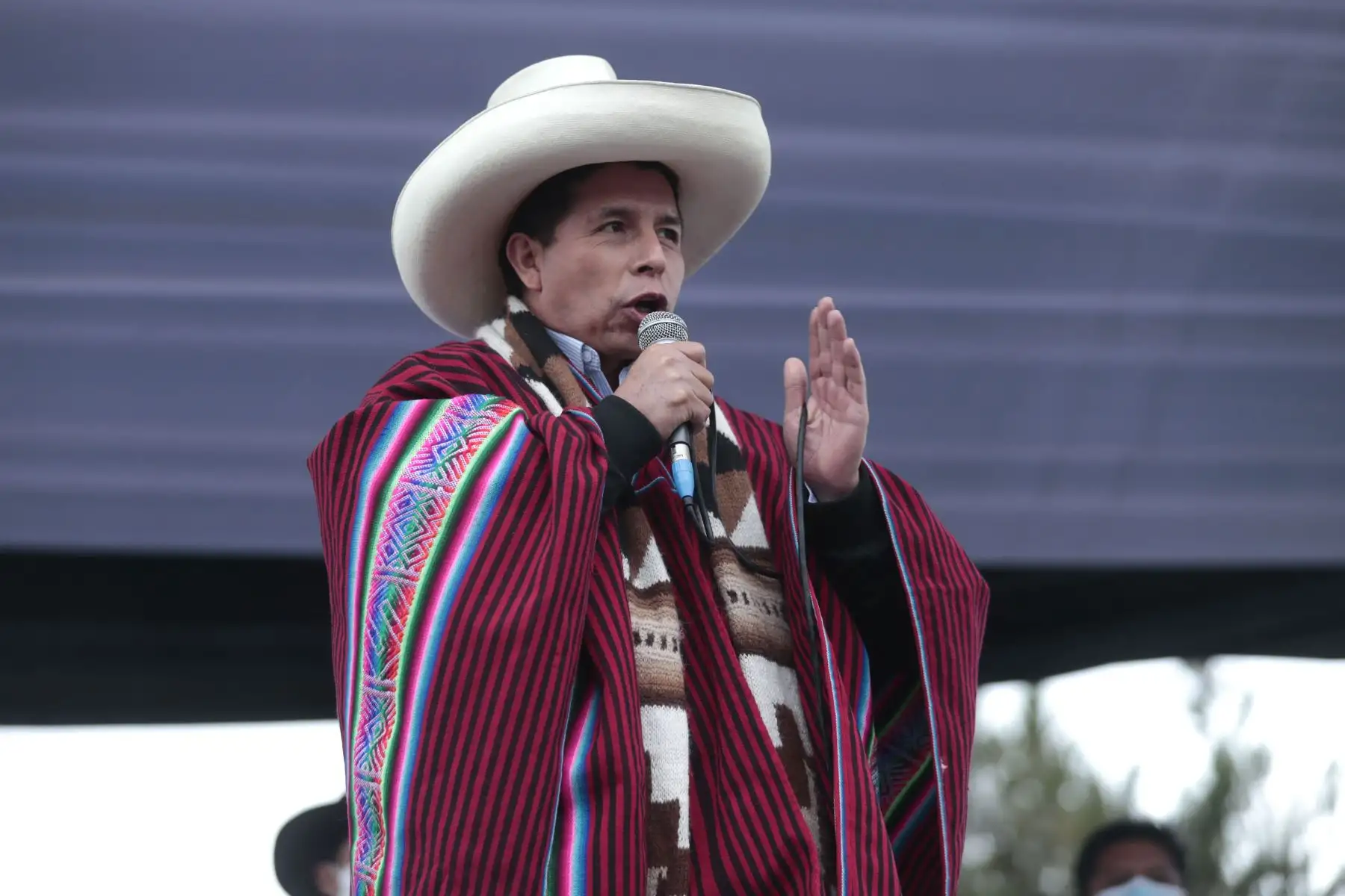 Presidente de la República Pedro Castillo, junto a la primera dama, Lilia Paredes, y la vicepresidenta, Dina Boluarte, participaron en el encuentro con la población de Juliaca y el lanzamiento del plan de vacunación "Vamos a tu encuentro rikcharisun: Rijchary, Rijcharychis Y Rijcharisumpuni”. Foto: ANDINA/Presidencia Perú