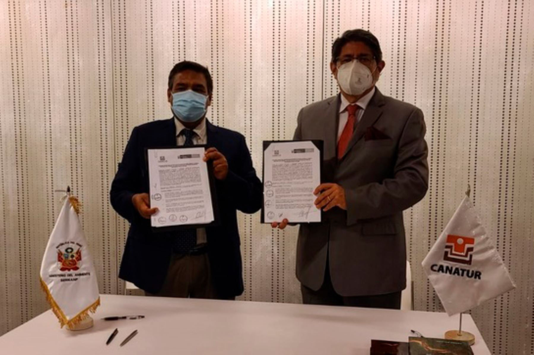 El jefe del Sernanp, José del Carmen Ramírez, y el presidente de Canatur, Carlos Canales, firmaron acuerdo de cooperación. Foto: ANDINA/Sernanp