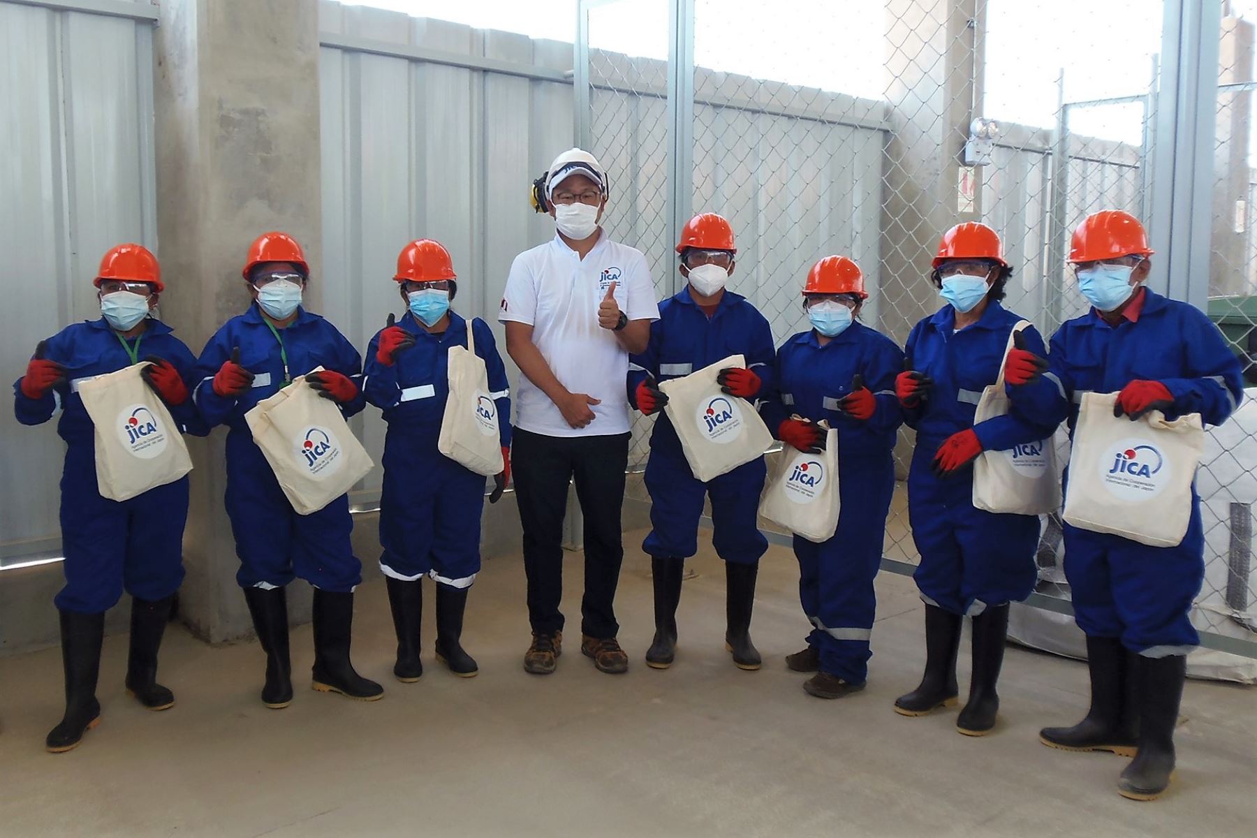 Personal de la planta de revalorización y relleno sanitario de Talara (Piura), proyecto ejecutado con apoyo de la cooperación japonesa. Foto: JICA Perú
