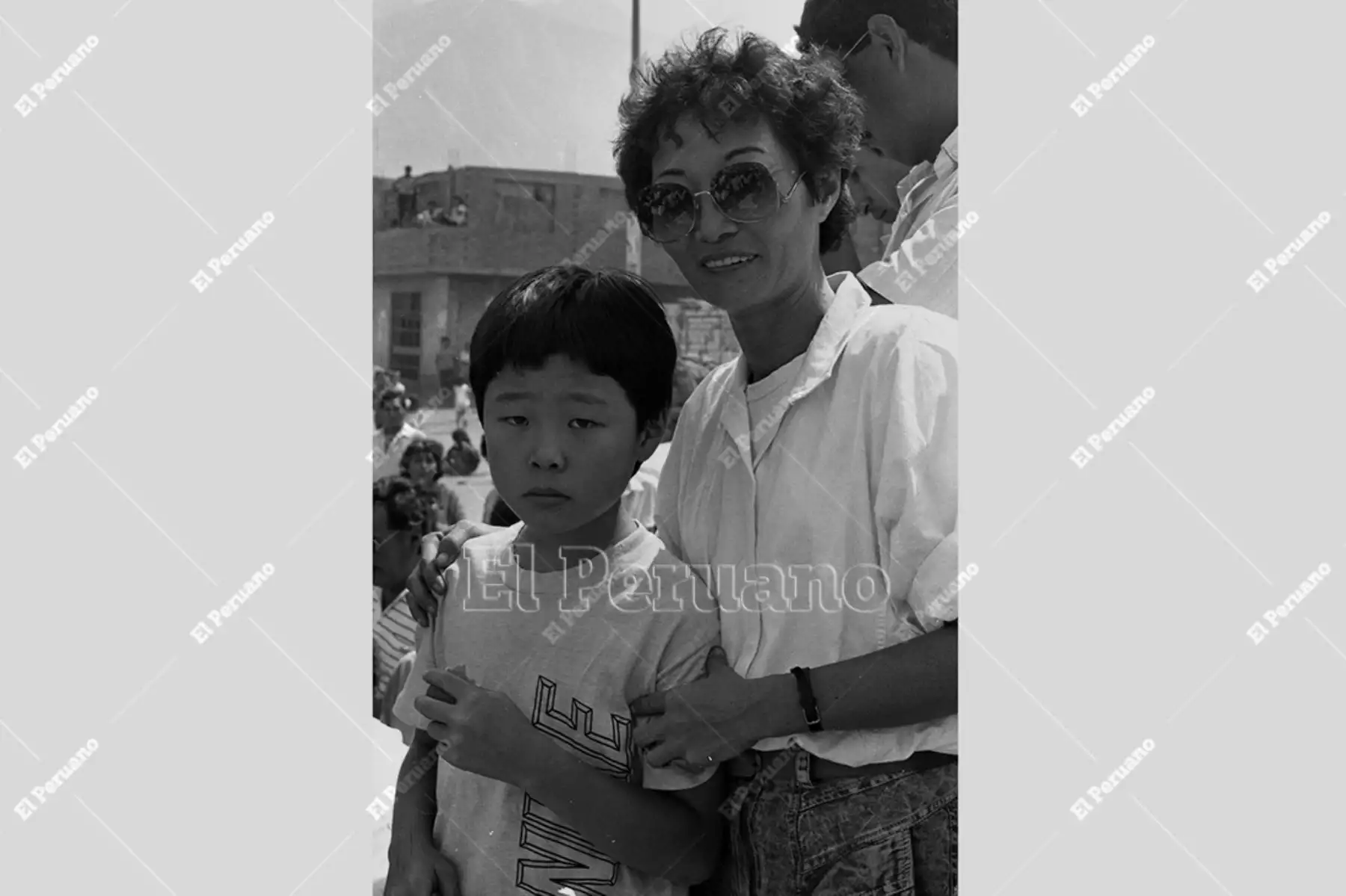 Lima - 6 mayo 1990 / Susana Higuchi, esposa de Alberto Fujimori, y su hijo Kenji Fujimori.  Ambos acompañaron al candidato presidencial pde Cambio 90 en su recorrido por un asentamiento humano del cono norte de la capital como parte de su campaña con miras a la segunda vuelta electoral. Foto: Archivo Histórico de El Peruano / Norman Córdova