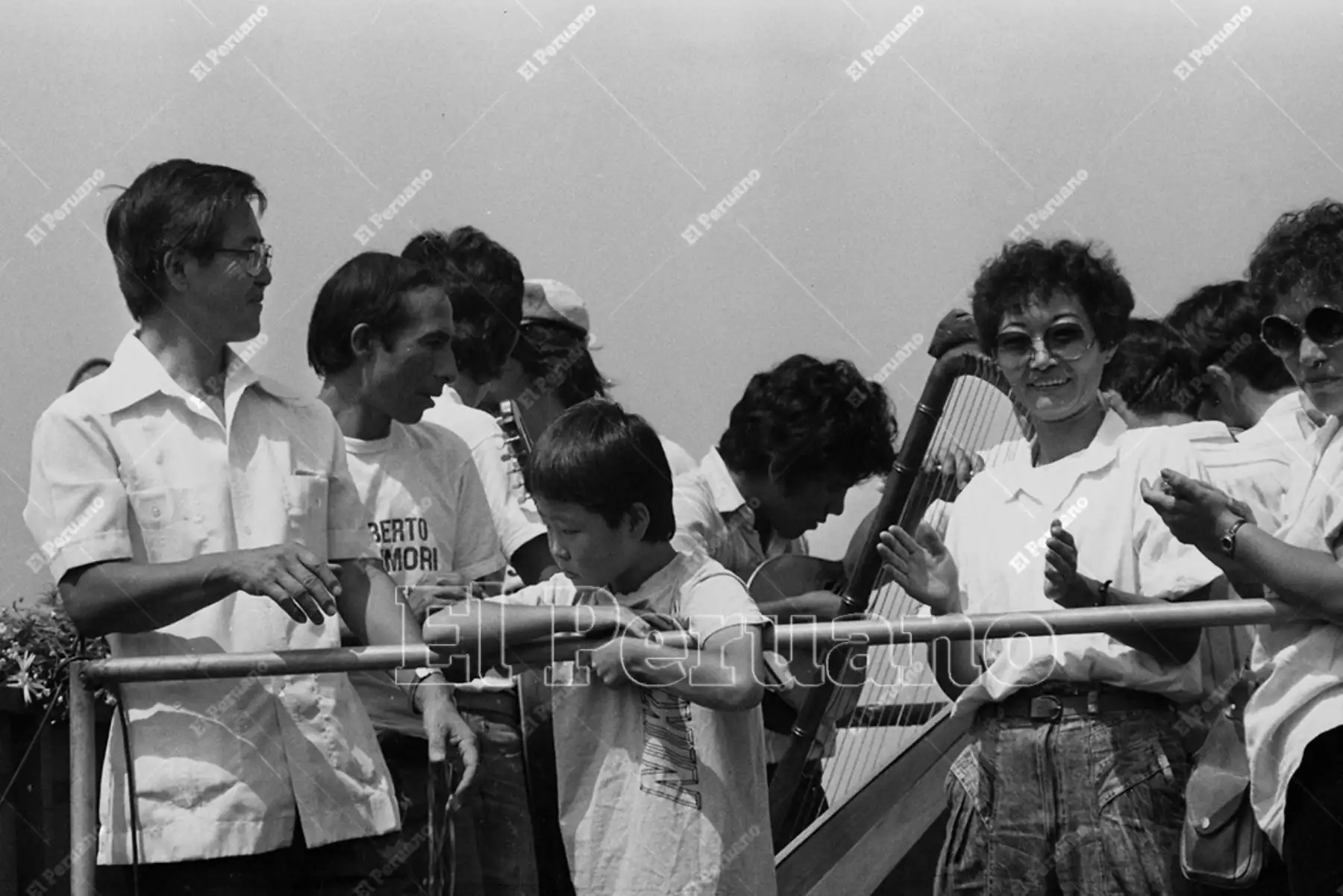 Lima - 6 mayo 1990 / La señora Susana Higuchi acompaña a su esposo Alberto Fujimori  en un asentamiento humano del cono norte de la capital durante la  campaña electoral de Cambio 90 con miras a la segunda vuelta.  Foto: Archivo Histórico de El Peruano / Norman Córdova