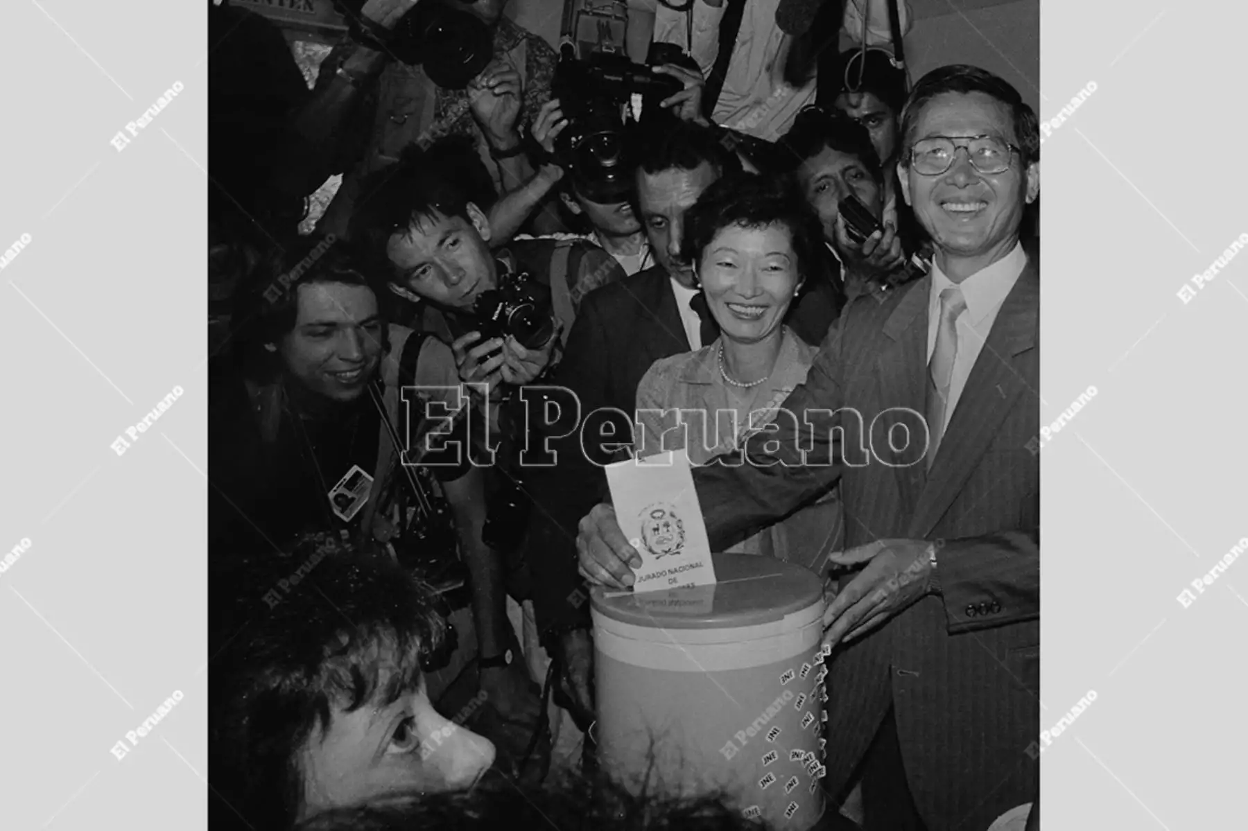Lima - 8 abril 1990 / El candidato presidencial por Cambio 90, Alberto Fujimori,acompañado de su esposa Susana Higuchi, emite su voto en la primera vuelta de las elecciones generales.  Foto: Archivo Histórico de El Peruano