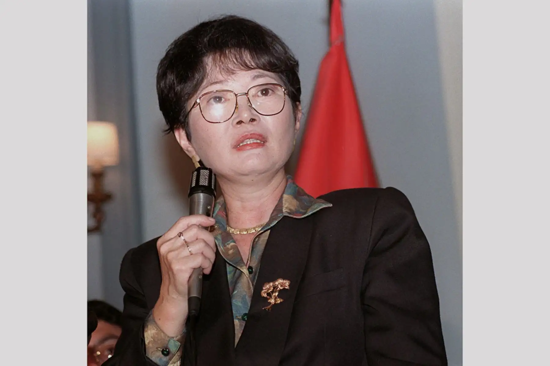 Susana Higuchi, exesposa del presidente peruano Alberto Fujimori, se dirige a una conferencia de prensa en Lima el 10 de enero de 2000 después de anunciar que se unió al opositor Partido Frente Independiente Moralizador (FIM) en vista de las elecciones generales del país del 9 de abril de 2000. Higuchi se postulará para un escaño en el parlamento. Foto: AFP