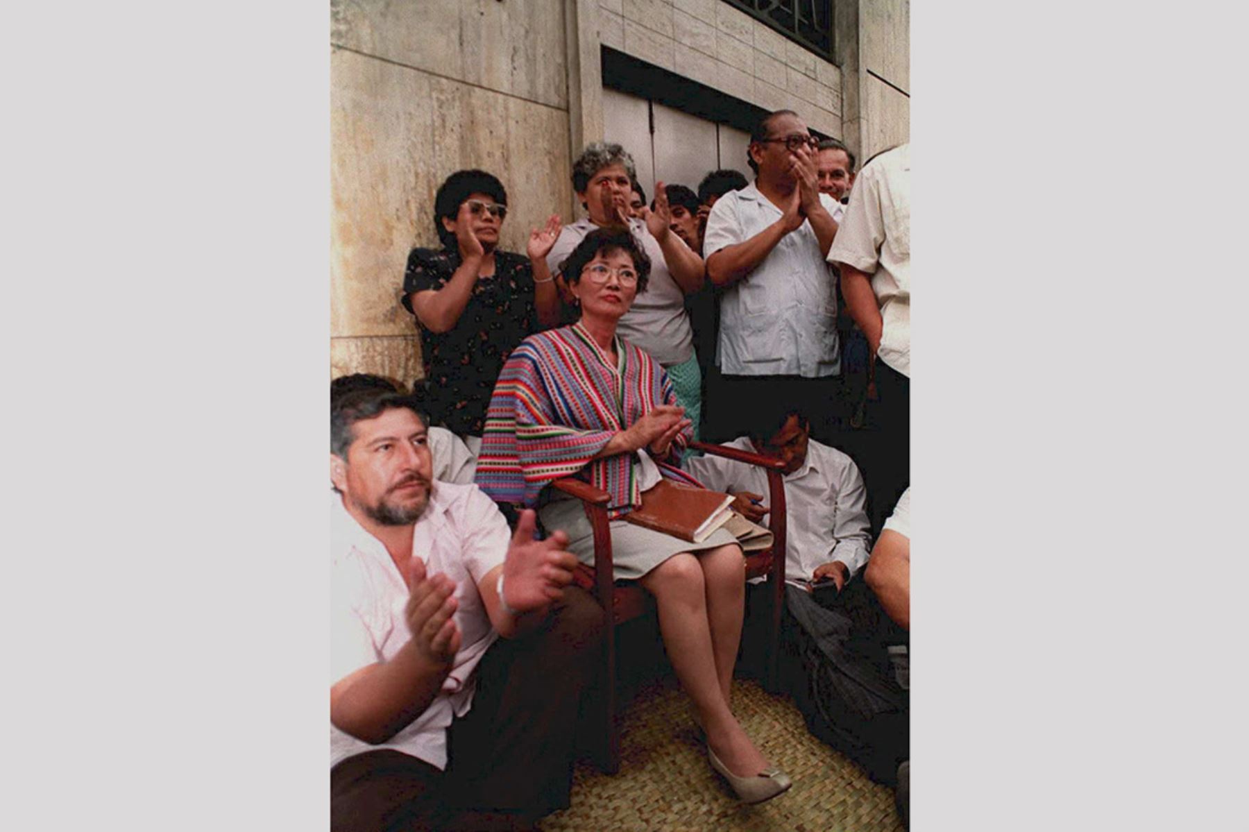 La exprimera dama peruana Susana Higuchi sentada a la puerta del edificio del Jurado Nacional de Eleccionesl en Lima, el 17 de enero de 1995. Higuchi dijo que estaba iniciando una huelga de hambre para protestar por la decisión de un panel electoral de descalificar la lista legislativa de su partido para las elecciones generales del 9 de abril. Foto: AFP