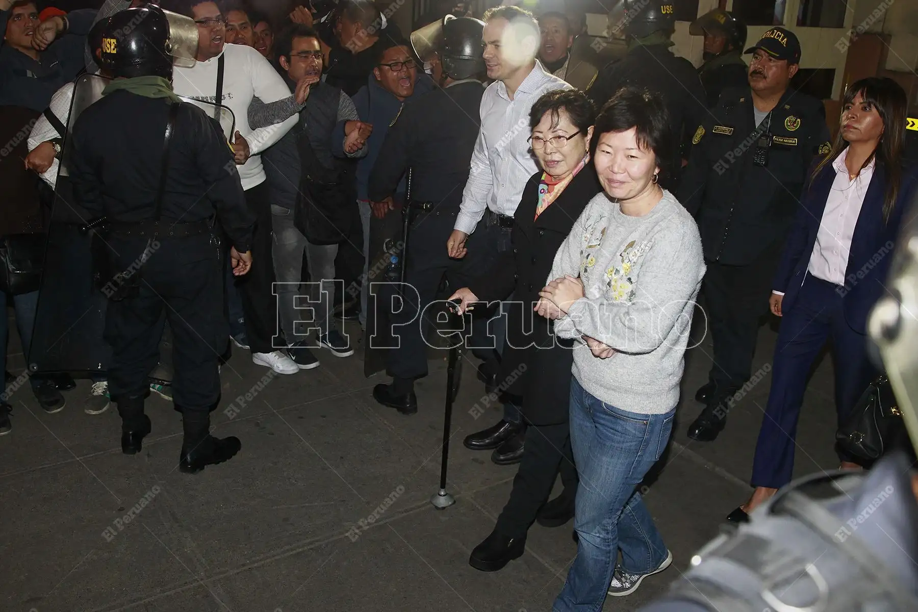 Lima - 11 octubre 2018 / Susana Higuchi  y Mark Vito, esposo de Keiko Fujimori, llegan a la Prefectura de Lima para visitar a su hija Keiko Fujimori. Foto: Diario Oficial El Peruano / Eddy Ramos