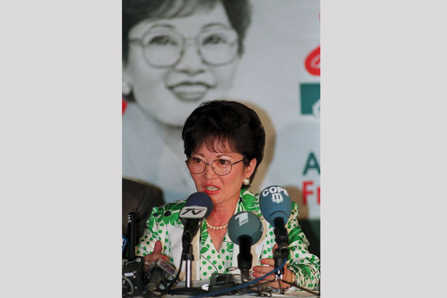 Susana Higuchi, exprimera dama del Perú, en una conferencia de prensa el 8 de abril de 1995 en Lima denuncia la presunta participación del partido gobernante en el escándalo de fraude electoral dos días antes de las elecciones generales. Higuchi pidió el aplazamiento de las elecciones. Foto: AFP