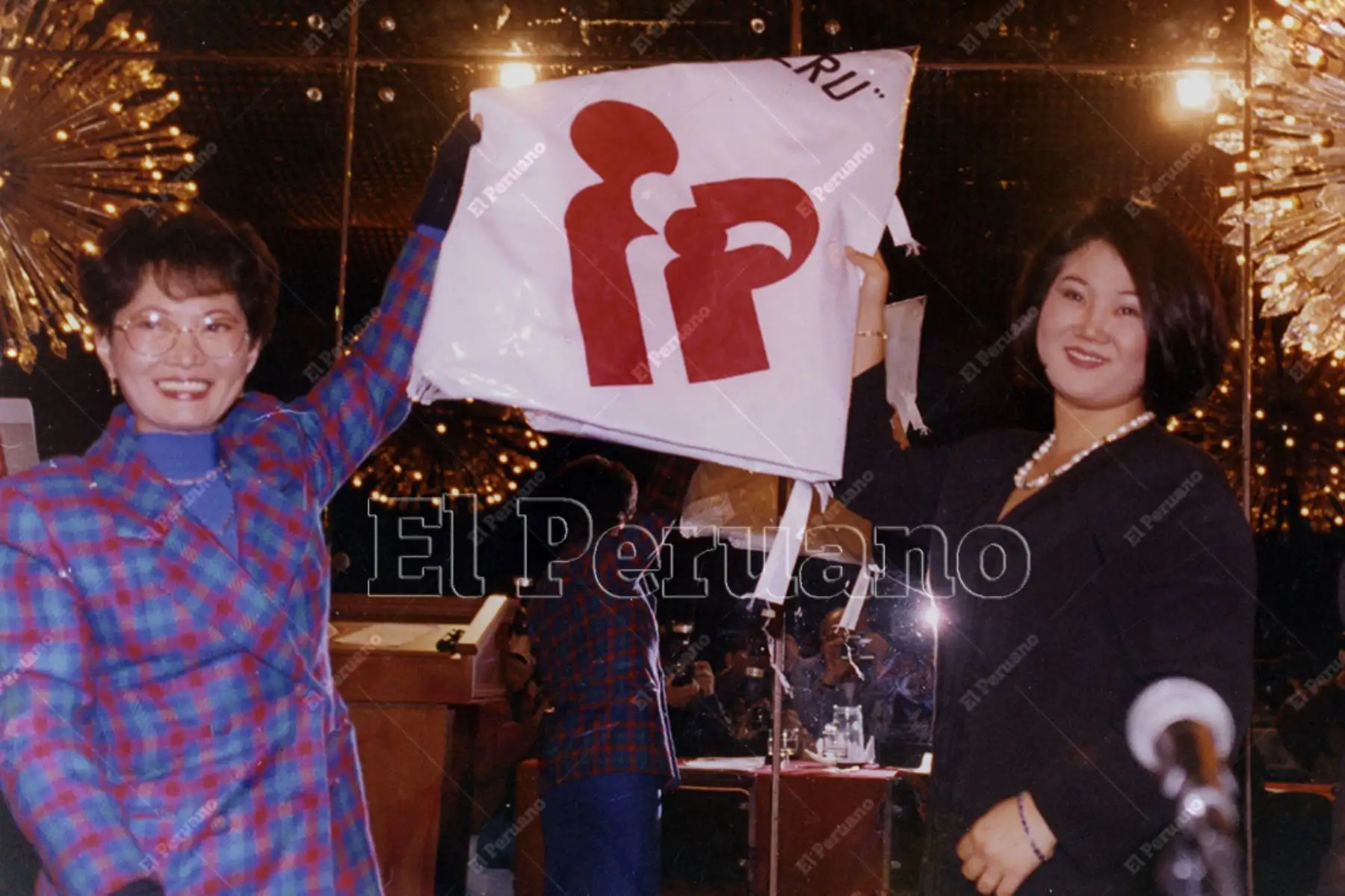 Lima - 15 agosto 1995 /  Susa Higuchi acompaña a su hija Keiko Fujimori quien asumió la presidencia de la Fundación por los Niños del Perú. Foto: Archivo Histórico de El Peruano