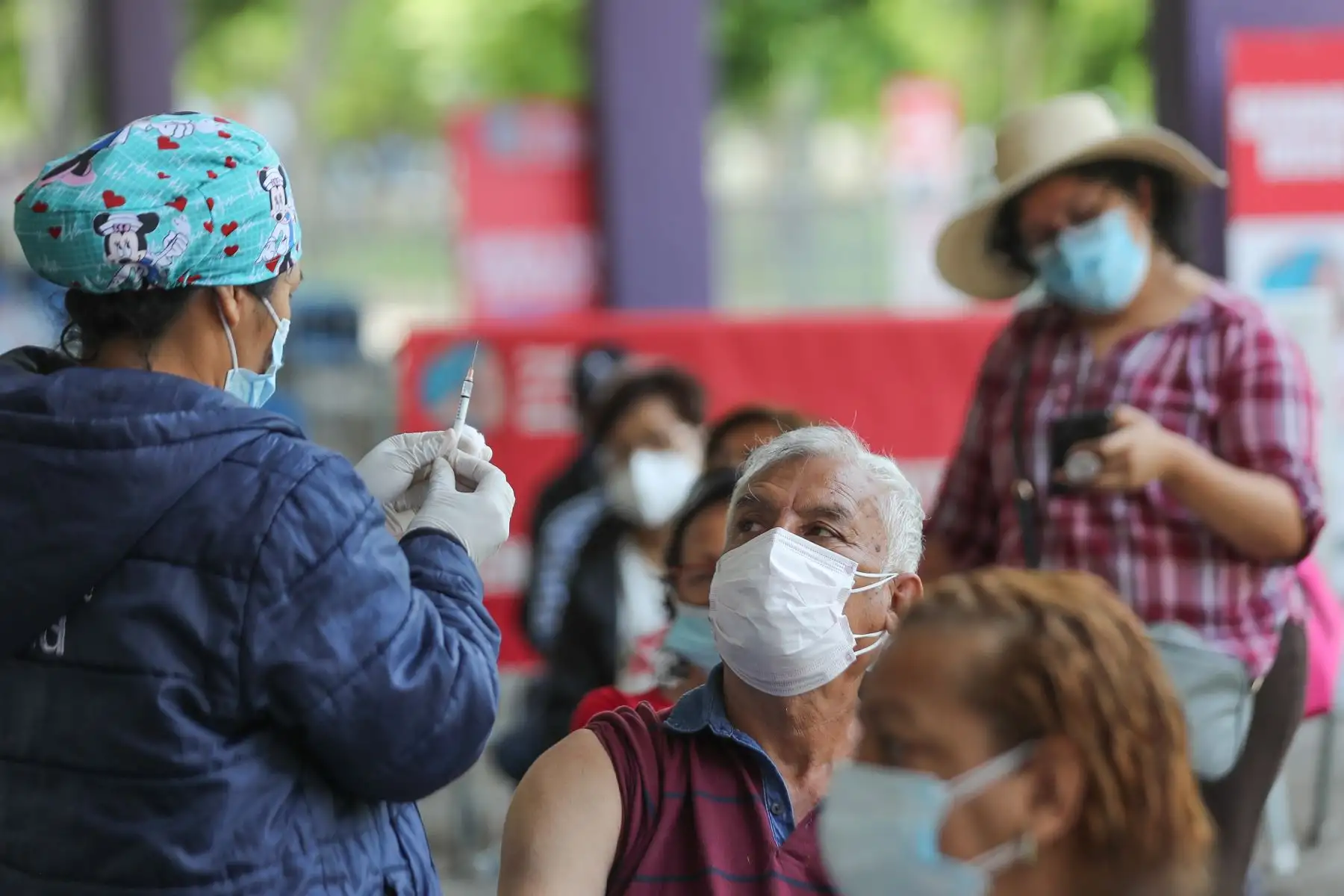 Vacunatorios de la capital atienden normalmente durante el feriado del día de hoy, ciudadanos de diferentes edades acuden a aplicarse sus dosis correspondientes.
Foto: ANDINA/Carla Patiño