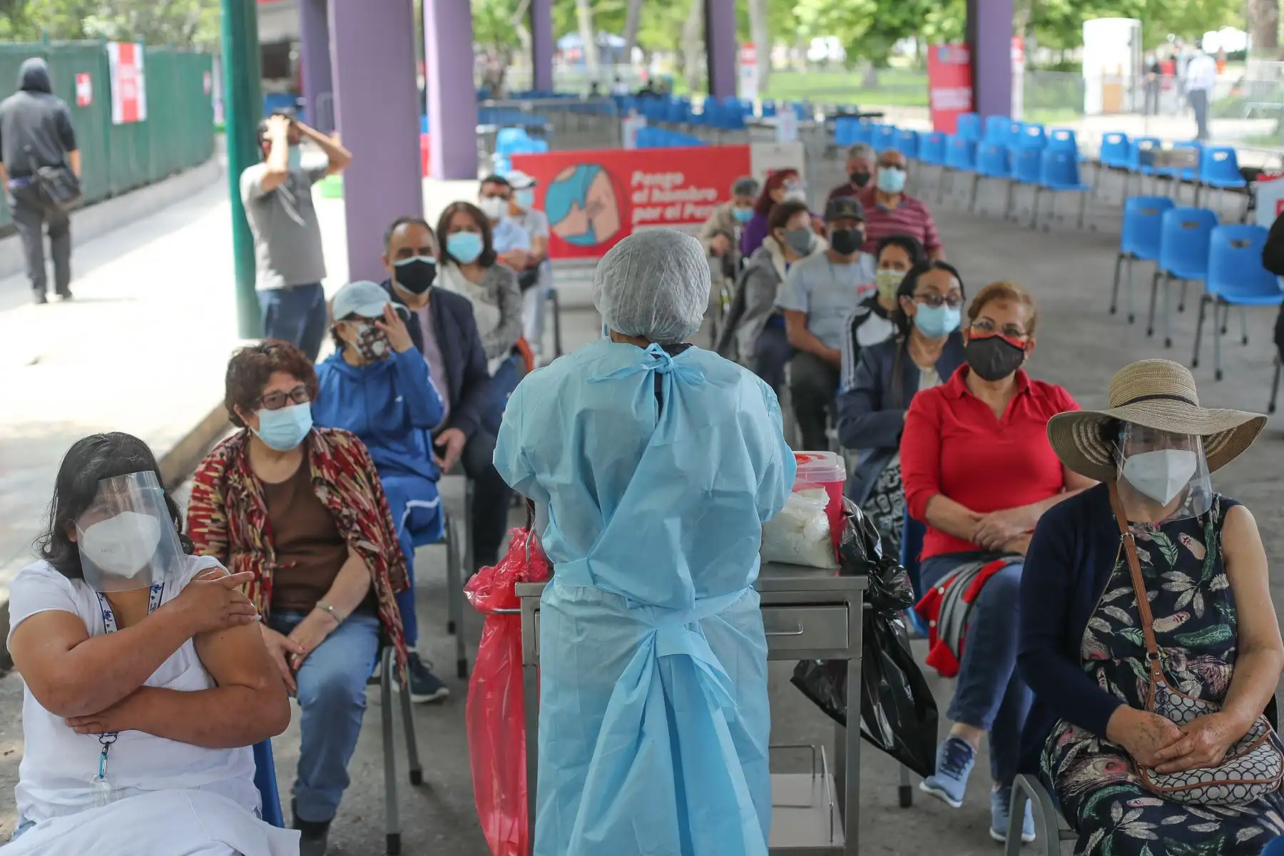 Vacunatorios de la capital atienden normalmente durante el feriado del día de hoy, ciudadanos de diferentes edades acuden a aplicarse sus dosis correspondientes.
Foto: ANDINA/Carla Patiño