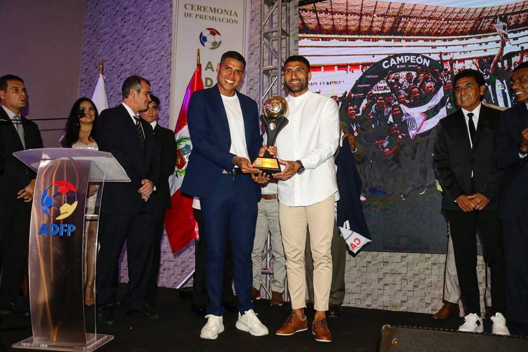 Angelo Campos y Josepmir Ballón recibieron el trofeo que acredita a Alianza Lima como el mejor equipo de la Liga 1 2021