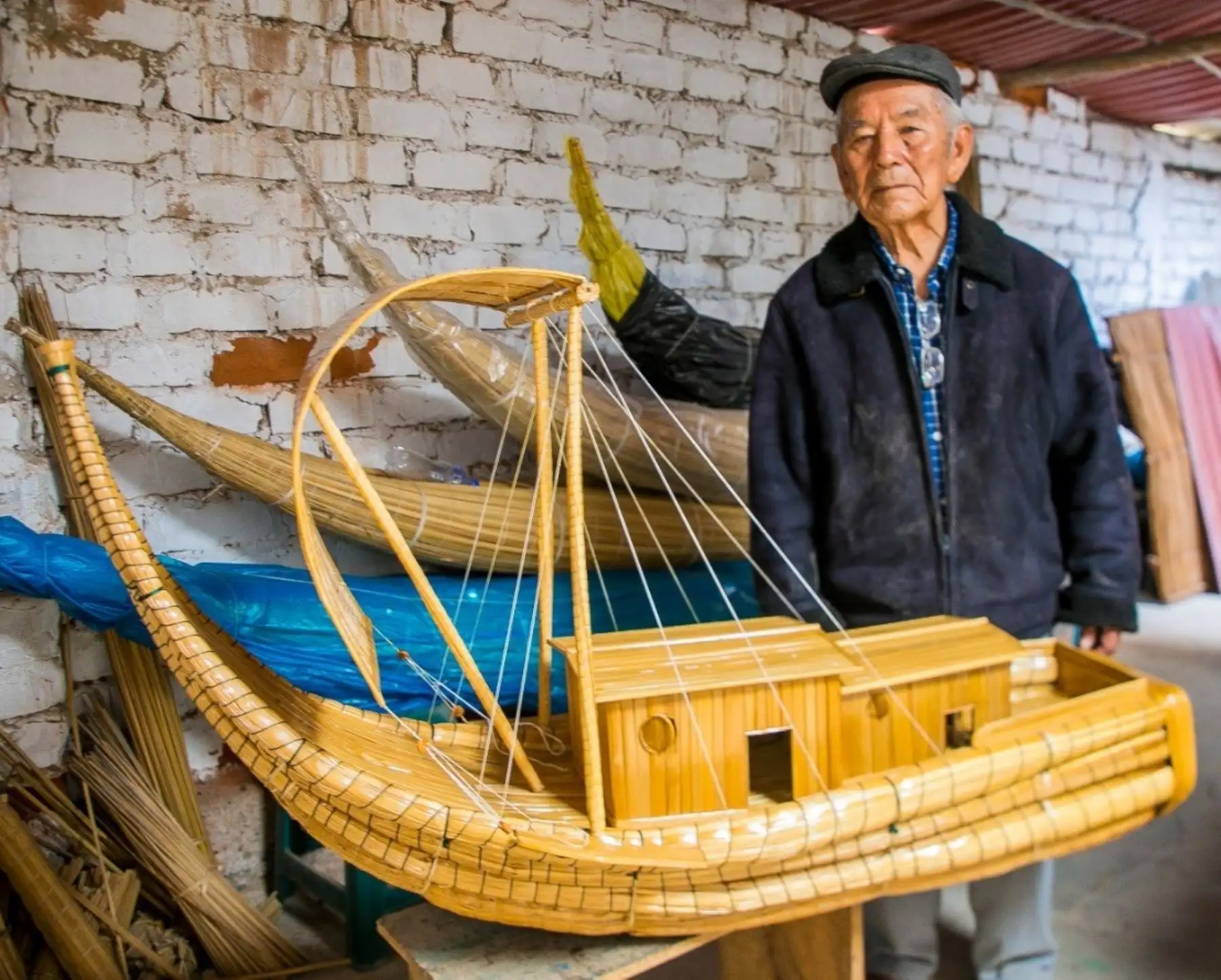 El maestro Agustín Piminchumo, quien elabora obras de arte a base de totora, será uno de los participantes del Ruraq Maki que empieza este viernes 10 en Trujillo. ANDINA/Difusión