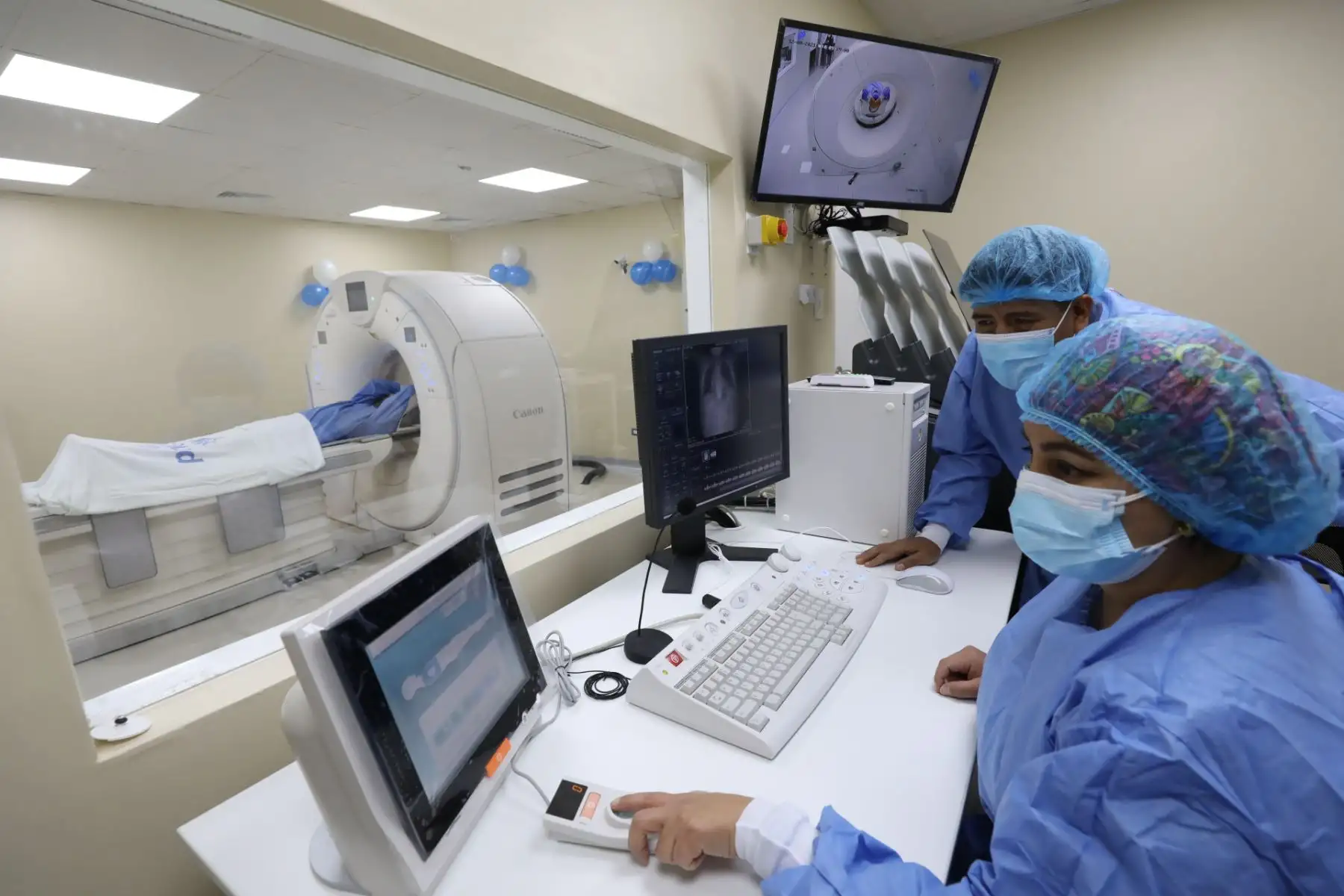 El presidente ejecutivo de EsSalud, Mario Carhuapoma, puso en funcionamiento en Apurímac, dos equipos de última tecnología para el diagnóstico preciso y oportuno de enfermedades cardíacas, neurológicas y oncológicas, los cuales beneficiarán a los miles de asegurados de esta región del sur del país. Foto: EsSalud