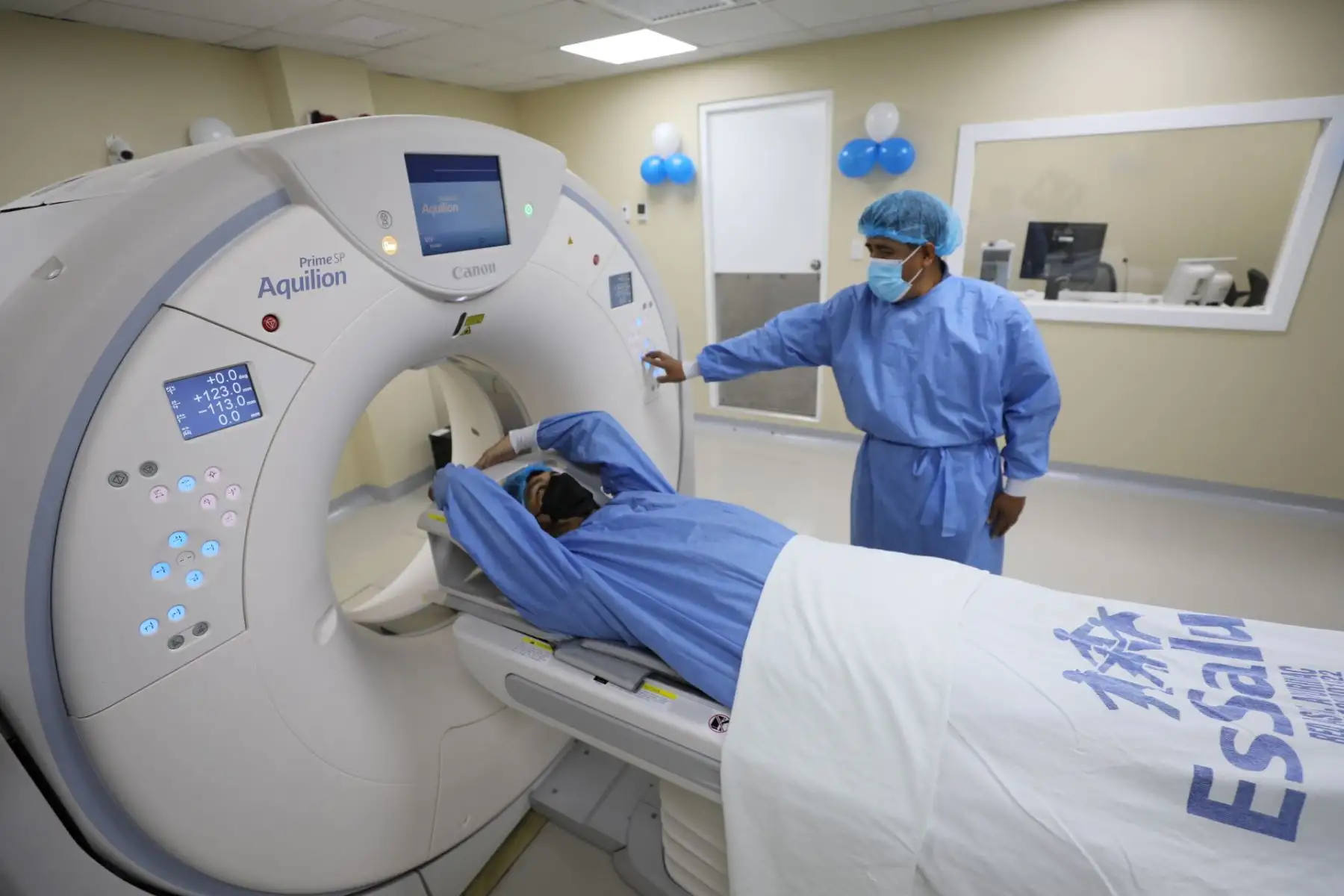 El presidente ejecutivo de EsSalud, Mario Carhuapoma, puso en funcionamiento en Apurímac, dos equipos de última tecnología para el diagnóstico preciso y oportuno de enfermedades cardíacas, neurológicas y oncológicas, los cuales beneficiarán a los miles de asegurados de esta región del sur del país. Foto: EsSalud