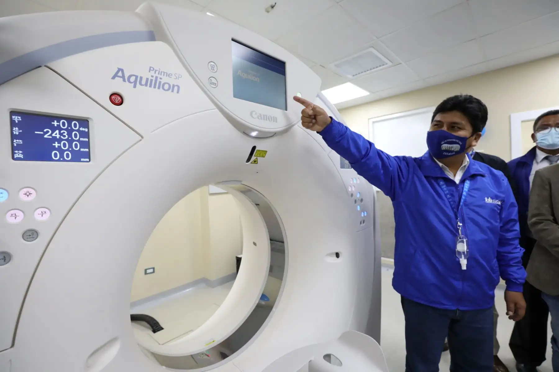 El presidente ejecutivo de EsSalud, Mario Carhuapoma, puso en funcionamiento en Apurímac, dos equipos de última tecnología para el diagnóstico preciso y oportuno de enfermedades cardíacas, neurológicas y oncológicas, los cuales beneficiarán a los miles de asegurados de esta región del sur del país. Foto: EsSalud