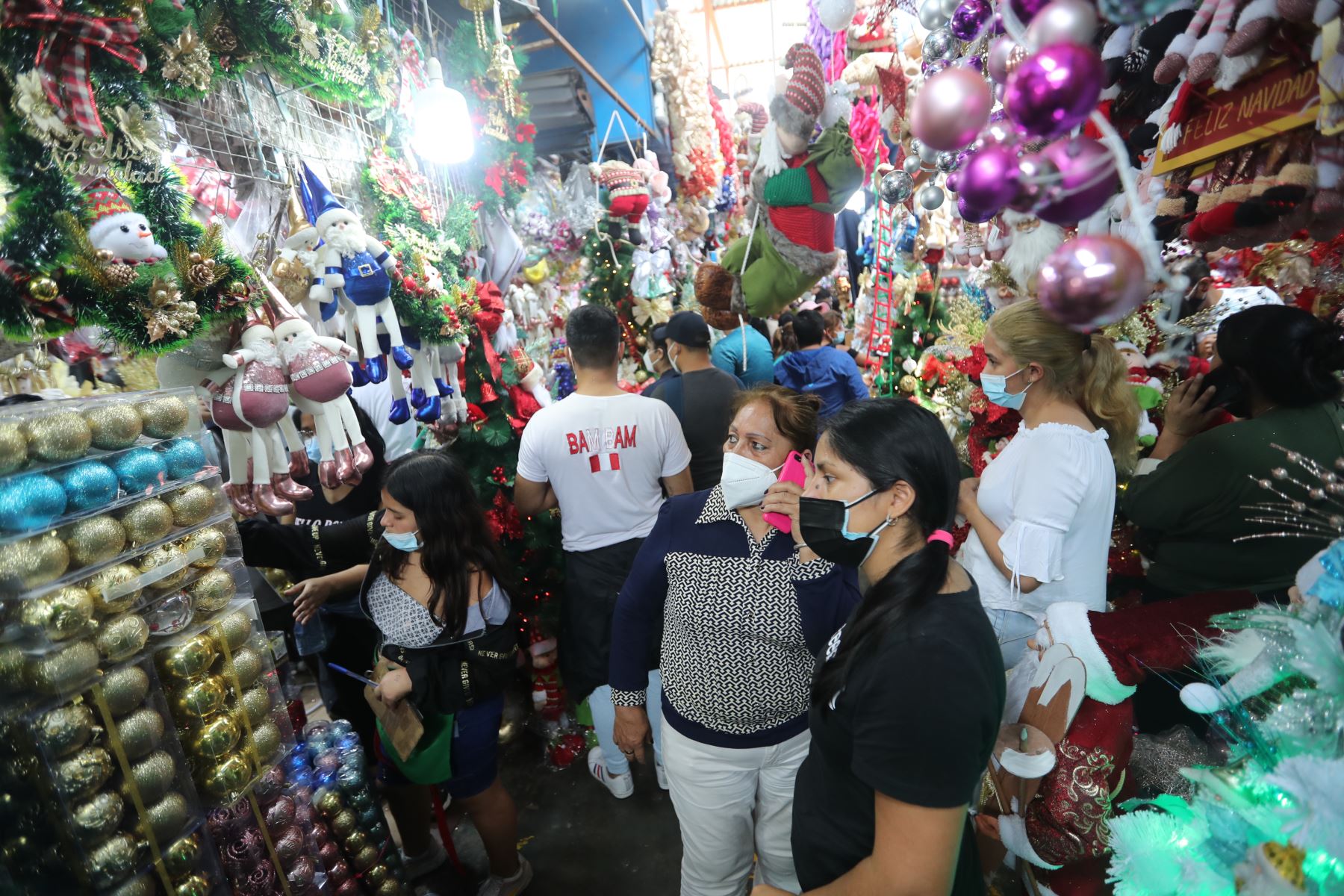 Cientos de personas asisten a Mesa Redonda para realizar sus compras por las fiestas de fin de año. Foto: ANDINA/Carla Patiño Ramírez