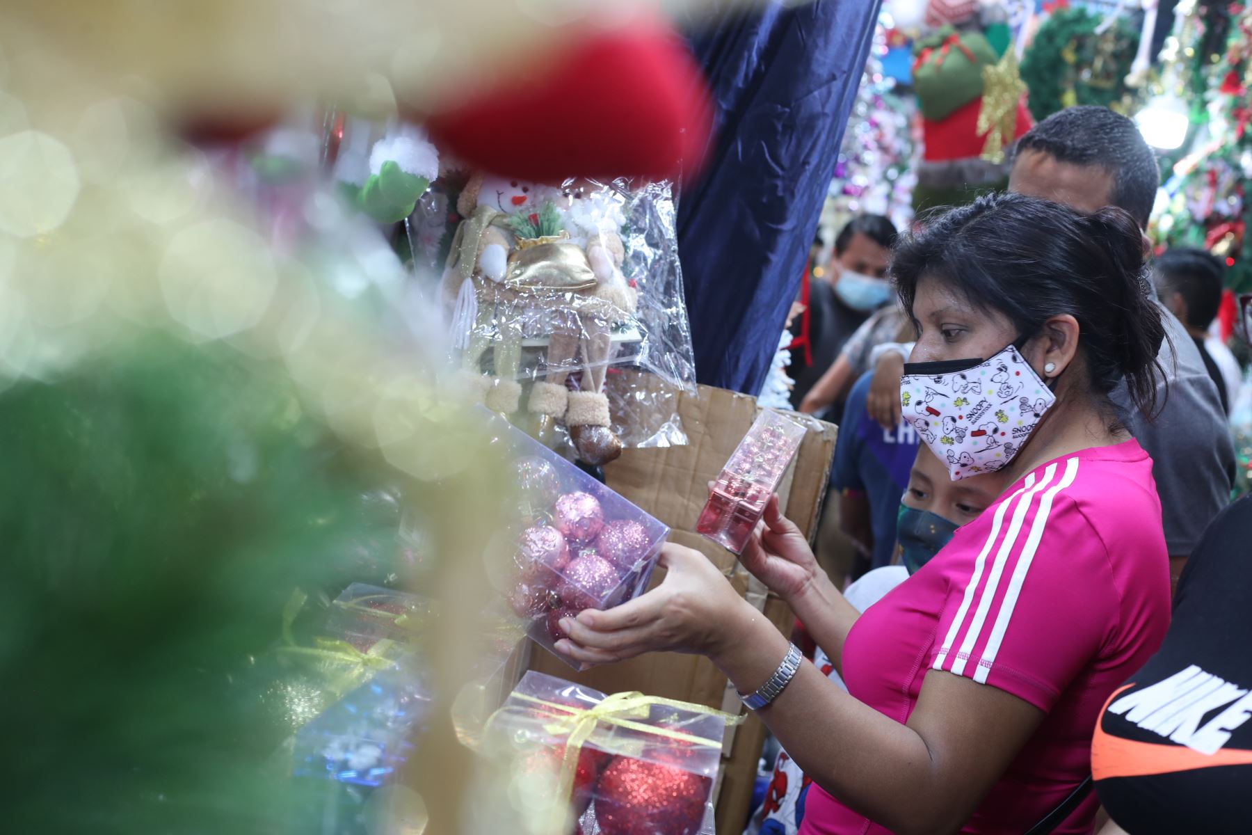 Cientos de personas asisten a Mesa Redonda para realizar sus compras por las fiestas de fin de año. Foto: ANDINA/Carla Patiño Ramírez