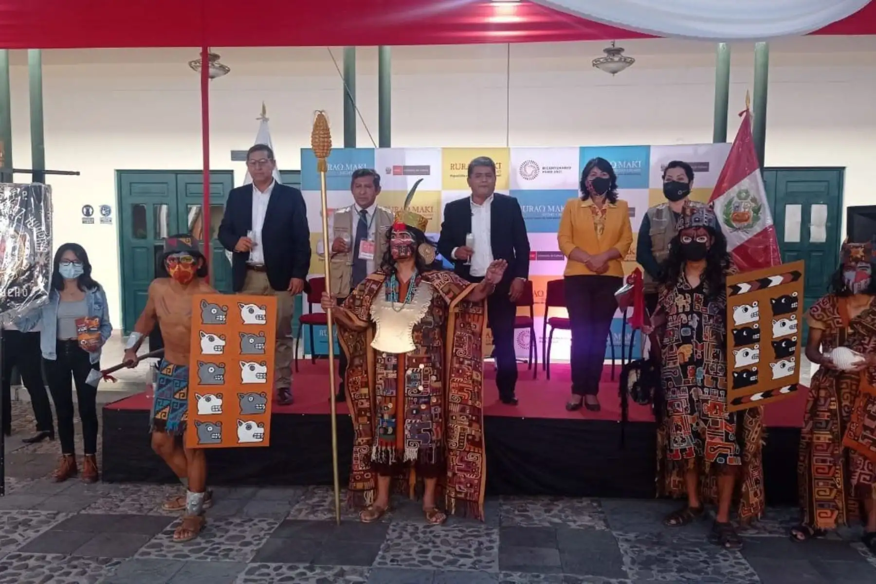 La jefa del Gabinete de Asesores, Ivone Montoya, en representación de la ministra de Cultura, inauguró la primera exposición venta Ruraq maki, hecho a mano que se realiza en la ciudad de Ayacucho.