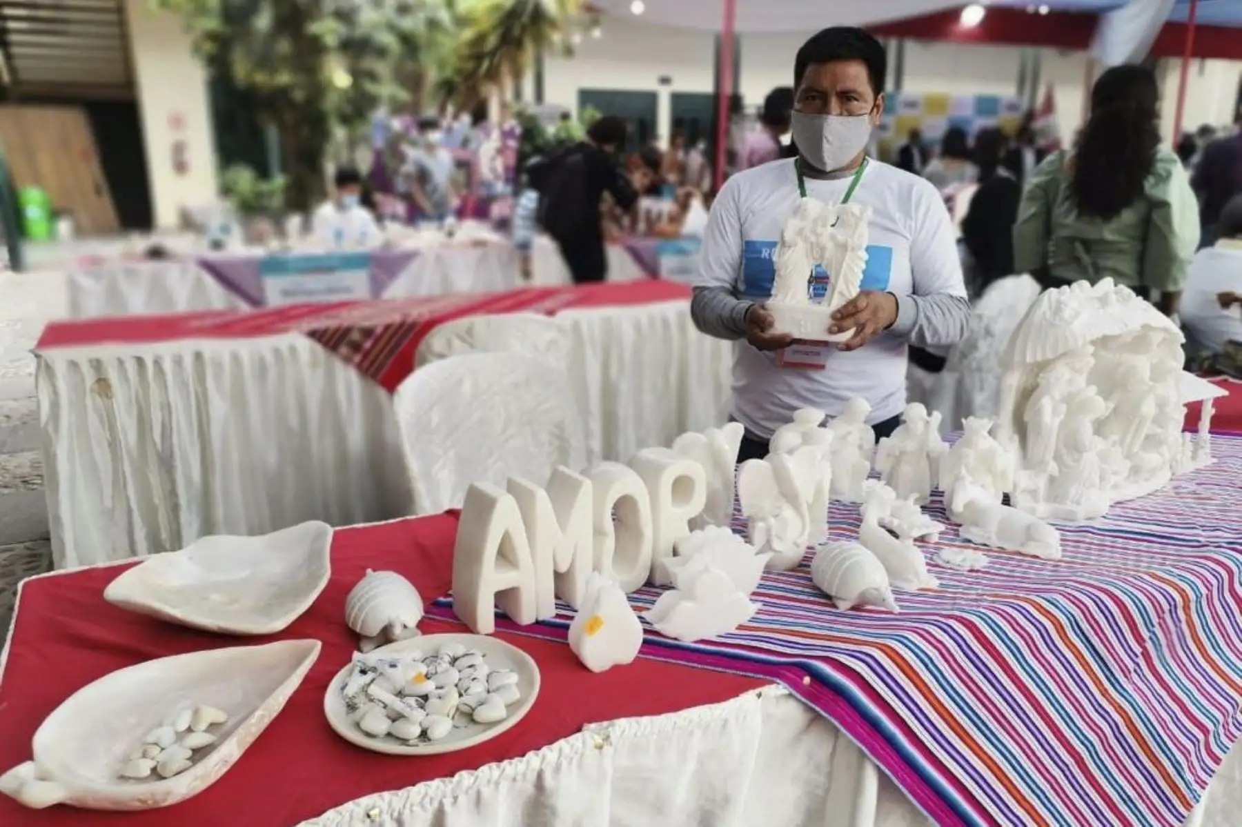 La jefa del Gabinete de Asesores, Ivone Montoya, en representación de la ministra de Cultura, Gisela Ortiz, inauguró la primera exposición venta Ruraq Maki, hecho a mano que se realiza en la ciudad de Ayacucho. Foto: Mincul