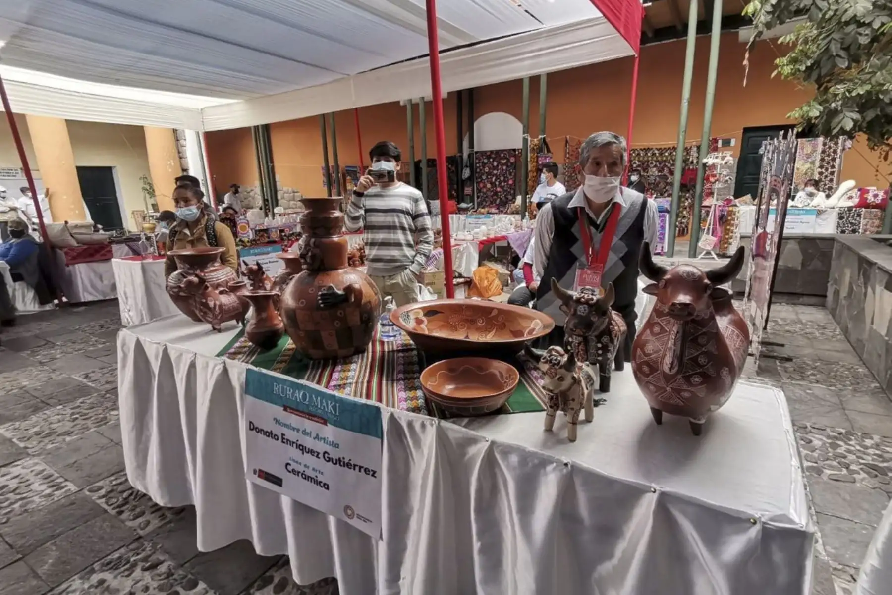 La jefa del Gabinete de Asesores, Ivone Montoya, en representación de la ministra de Cultura, Gisela Ortiz, inauguró la primera exposición venta Ruraq maki-Hecho a mano que se realiza en la ciudad de Ayacucho. Foto: Mincul