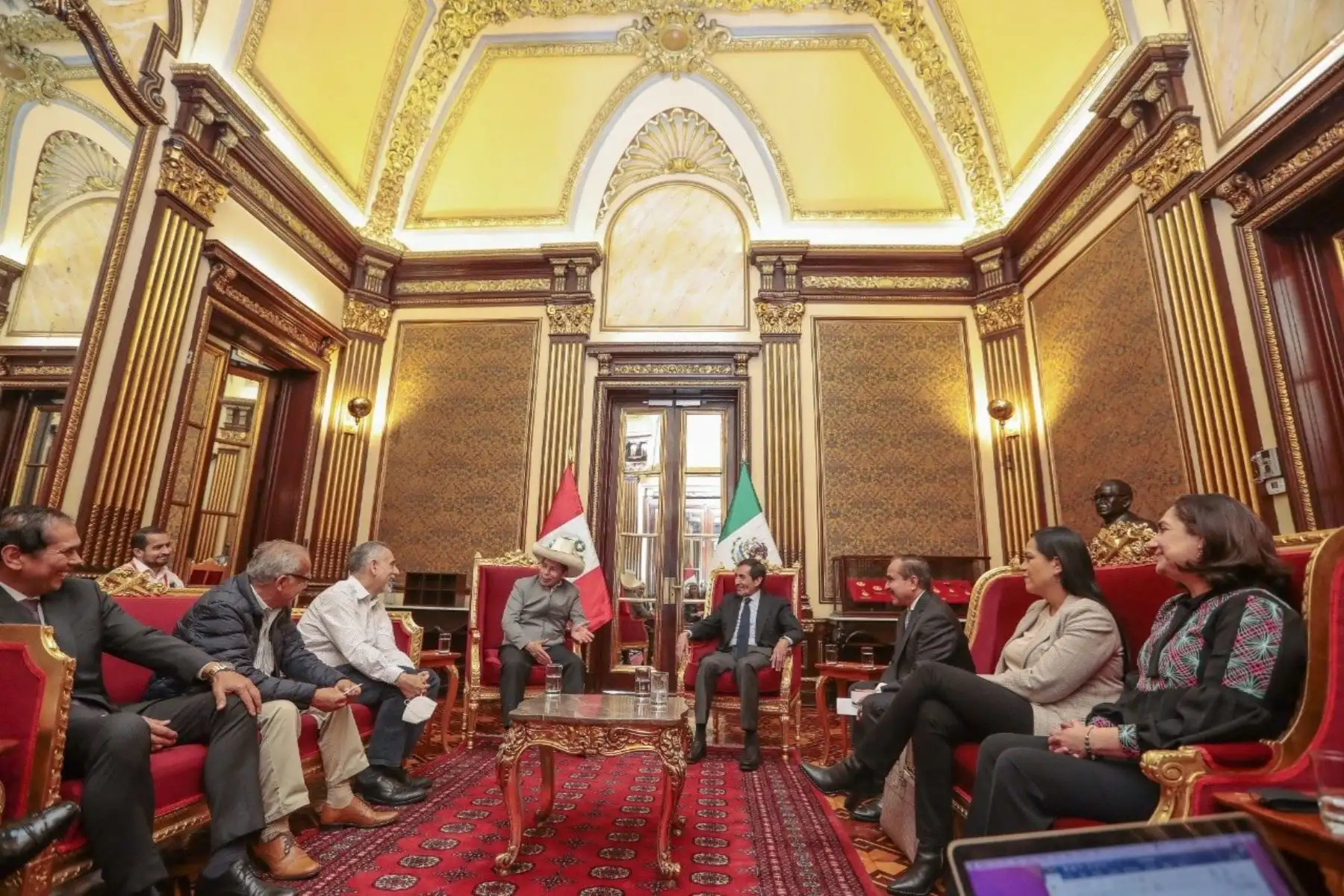 El presidente de la República, Pedro Castillo, recibió en audiencia protocolar al secretario de Hacienda de México, Rogelio Ramírez, y a los miembros de la delegación de alto nivel de los Estados Unidos Mexicanos que lo acompañan en su visita al Perú. Foto: ANDINA/Prensa Presidencia