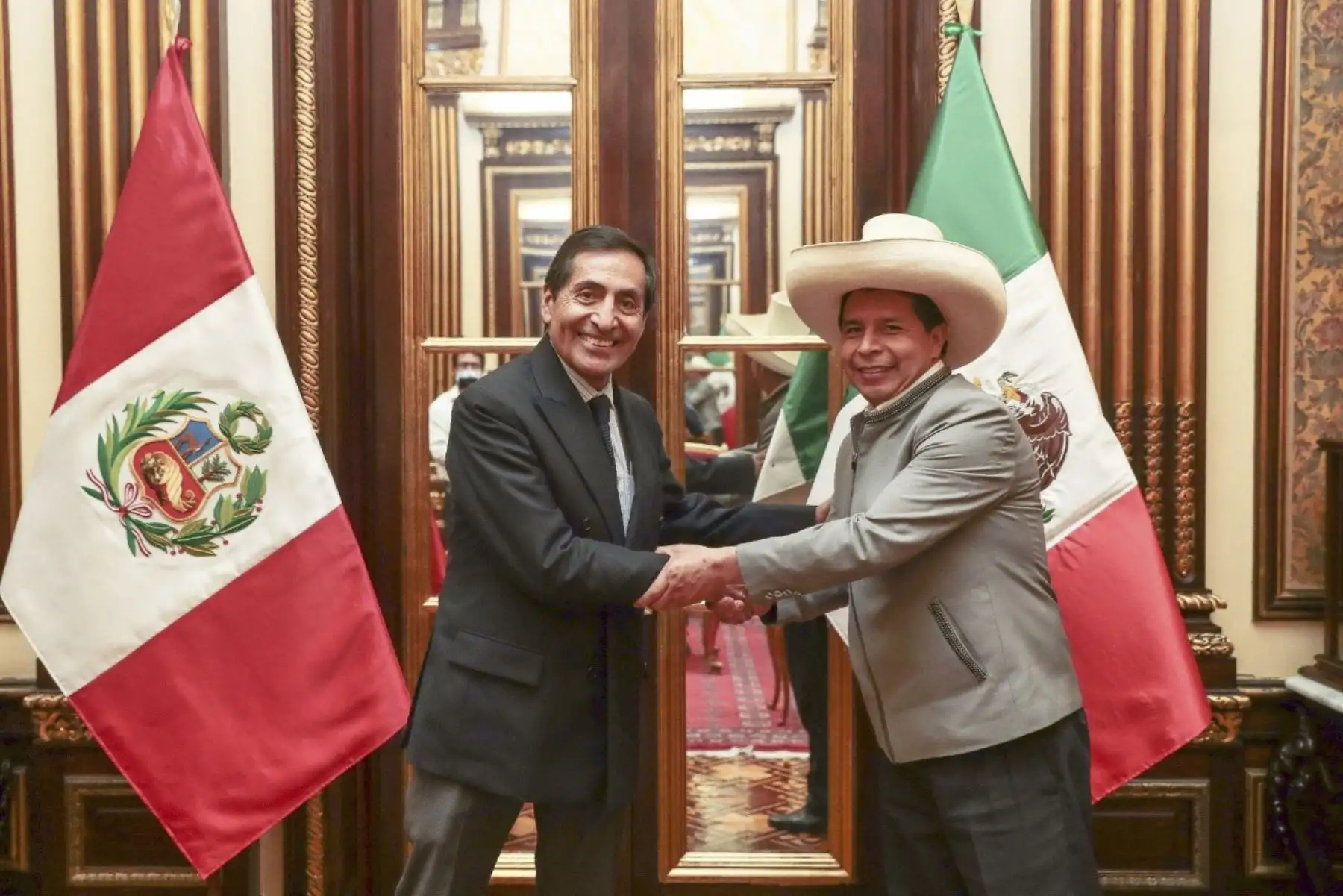 El presidente de la República, Pedro Castillo, recibió en audiencia protocolar al secretario de Hacienda de México, Rogelio Ramírez, y a los miembros de la delegación de alto nivel de los Estados Unidos Mexicanos que lo acompañan en su visita al Perú. Foto: ANDINA/Prensa Presidencia